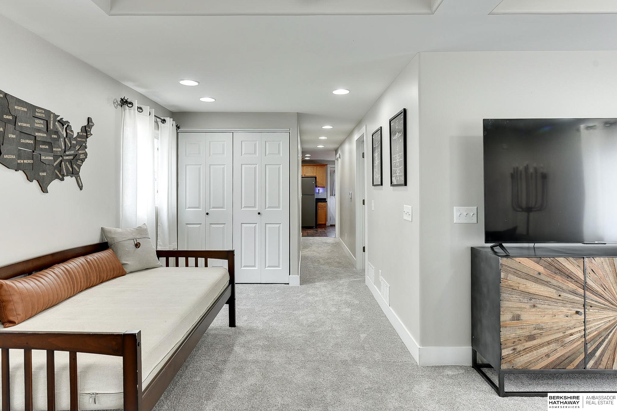 Omaha, Nebraska 68105, United States, 2 Bedrooms Bedrooms, ,1 BathroomBathrooms,Residential,Pending,88994