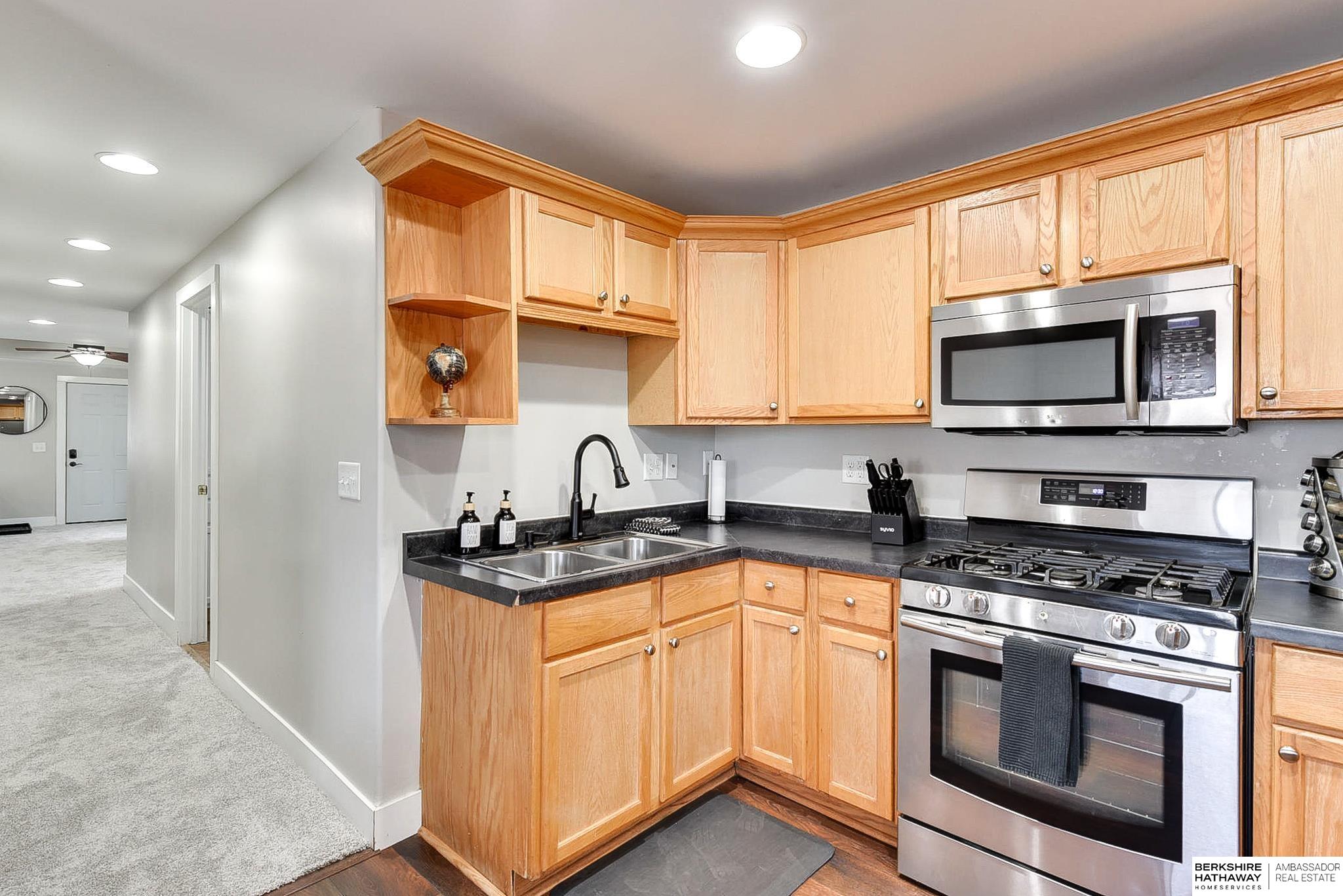 Omaha, Nebraska 68105, United States, 2 Bedrooms Bedrooms, ,1 BathroomBathrooms,Residential,Pending,88994