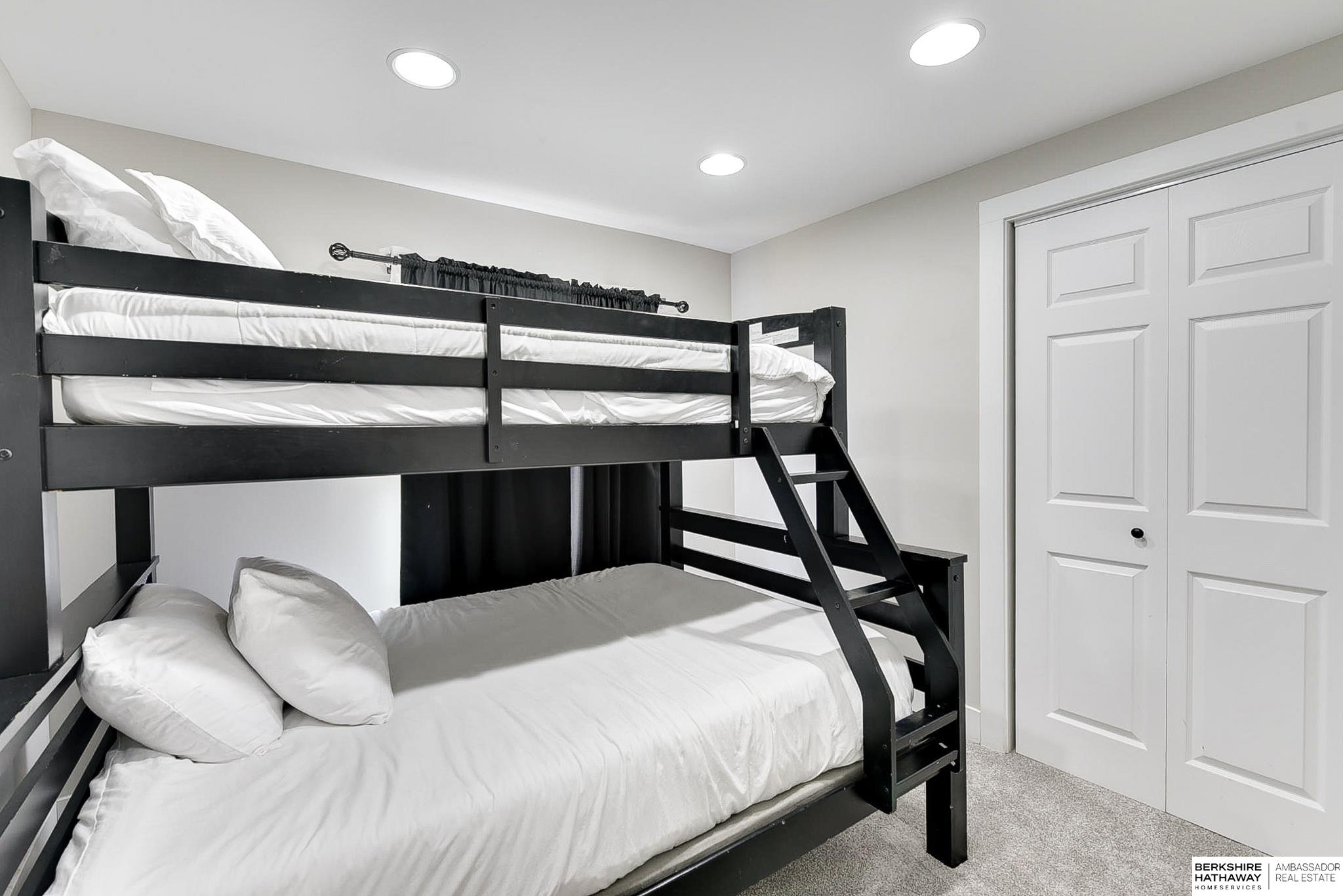 Omaha, Nebraska 68105, United States, 2 Bedrooms Bedrooms, ,1 BathroomBathrooms,Residential,Pending,88994