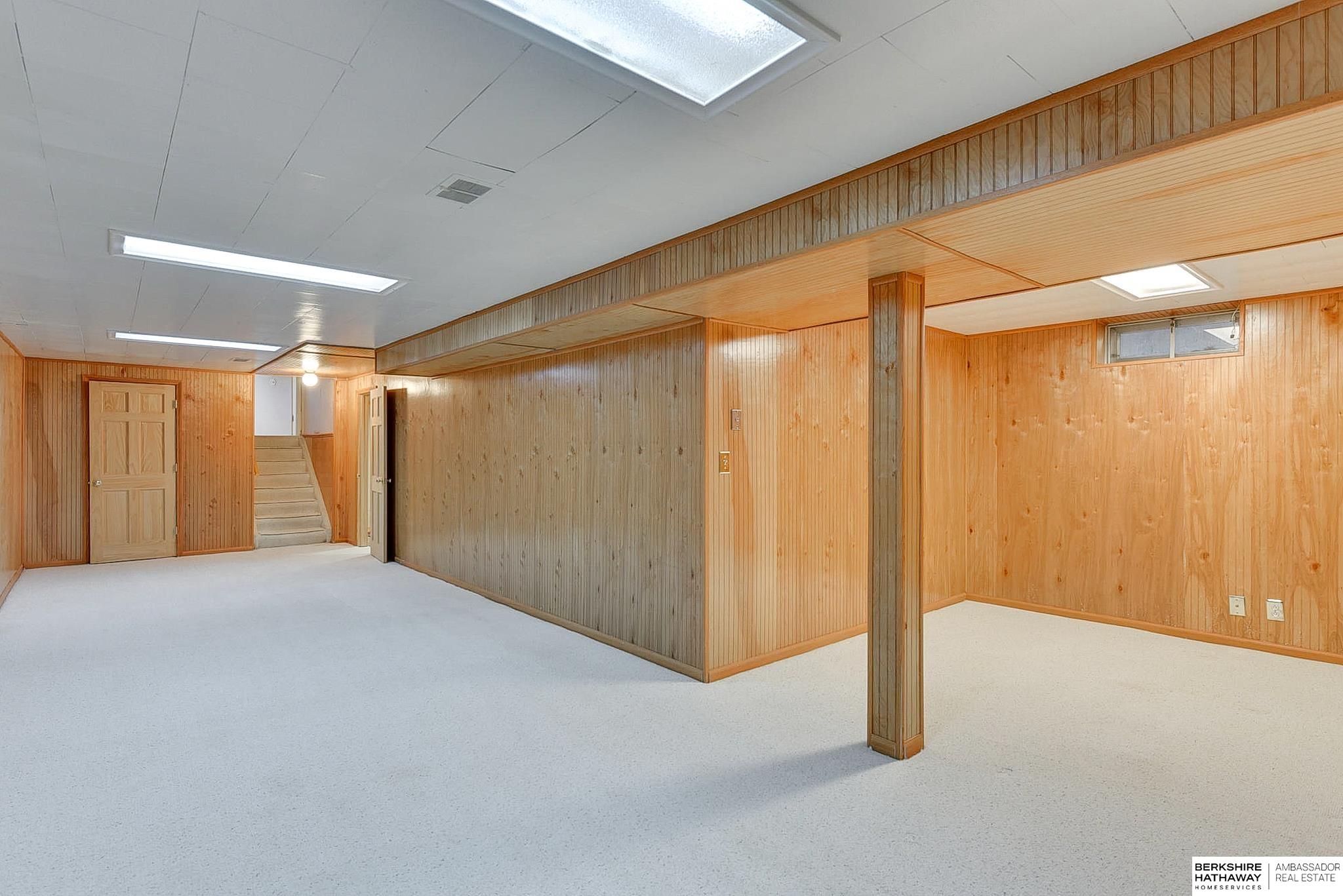 Omaha, Nebraska 68124, United States, 4 Bedrooms Bedrooms, ,3 BathroomsBathrooms,Residential,Pending,107005