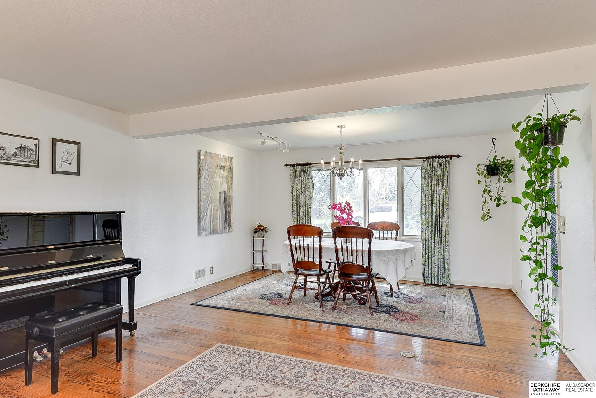 Omaha, Nebraska 68124, United States, 4 Bedrooms Bedrooms, ,3 BathroomsBathrooms,Residential,Pending,107005