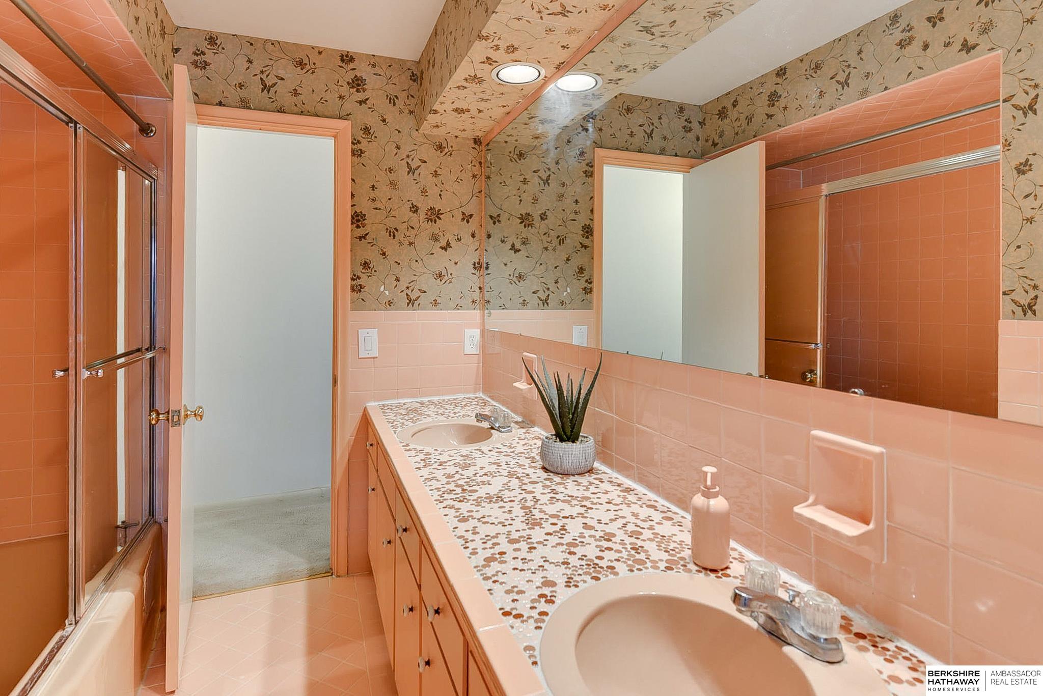 Omaha, Nebraska 68124, United States, 4 Bedrooms Bedrooms, ,3 BathroomsBathrooms,Residential,Pending,107005