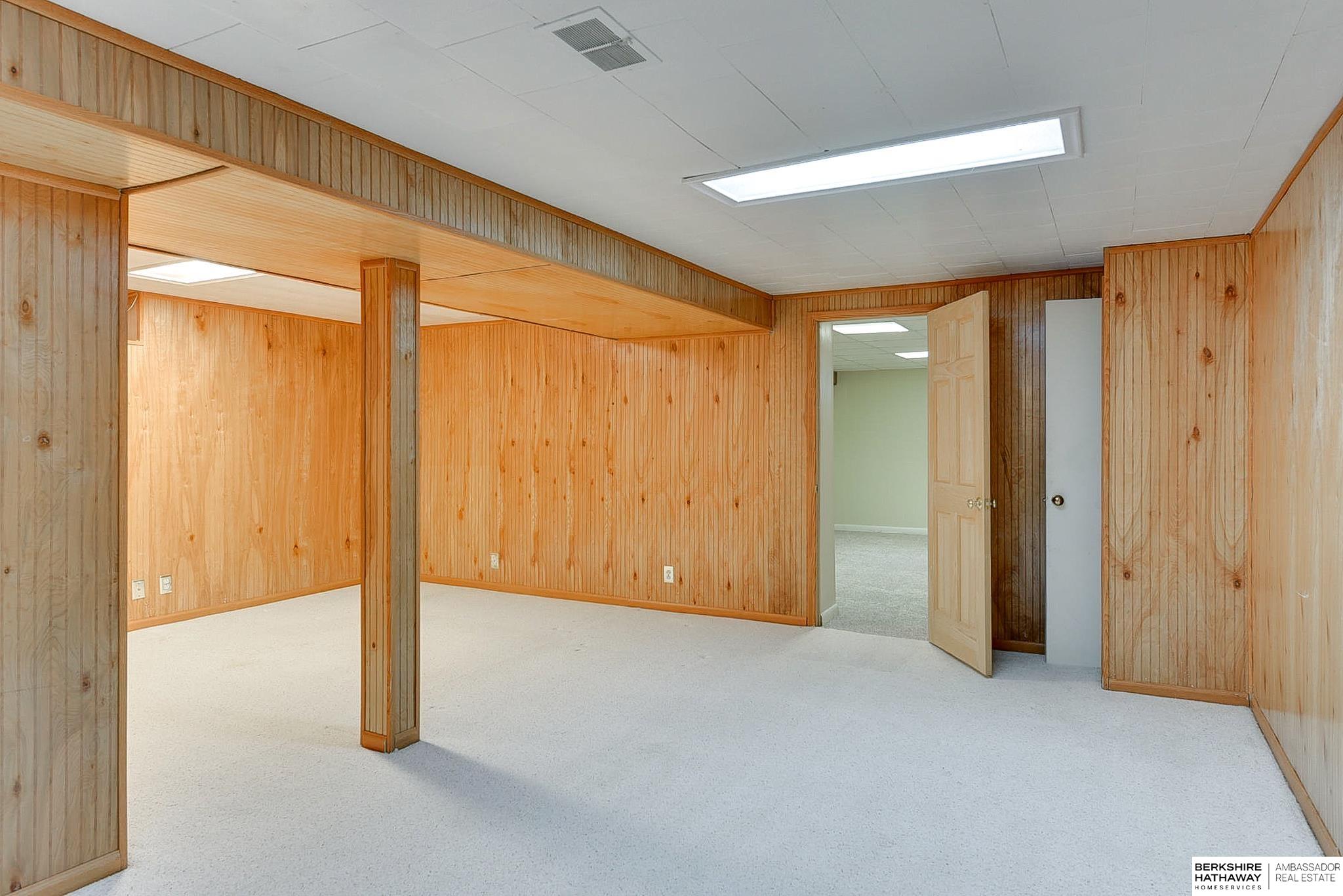 Omaha, Nebraska 68124, United States, 4 Bedrooms Bedrooms, ,3 BathroomsBathrooms,Residential,Pending,107005