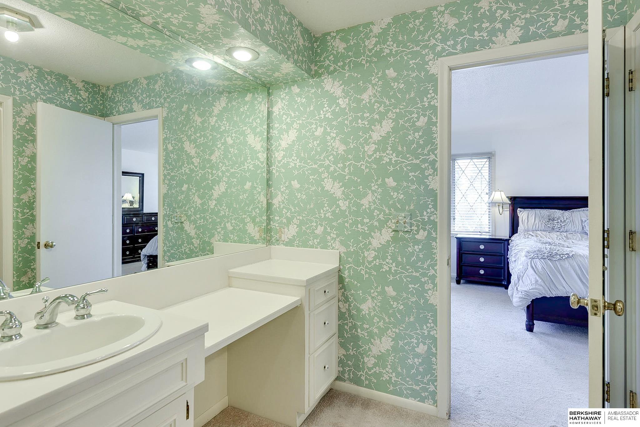 Omaha, Nebraska 68124, United States, 4 Bedrooms Bedrooms, ,3 BathroomsBathrooms,Residential,Pending,107005