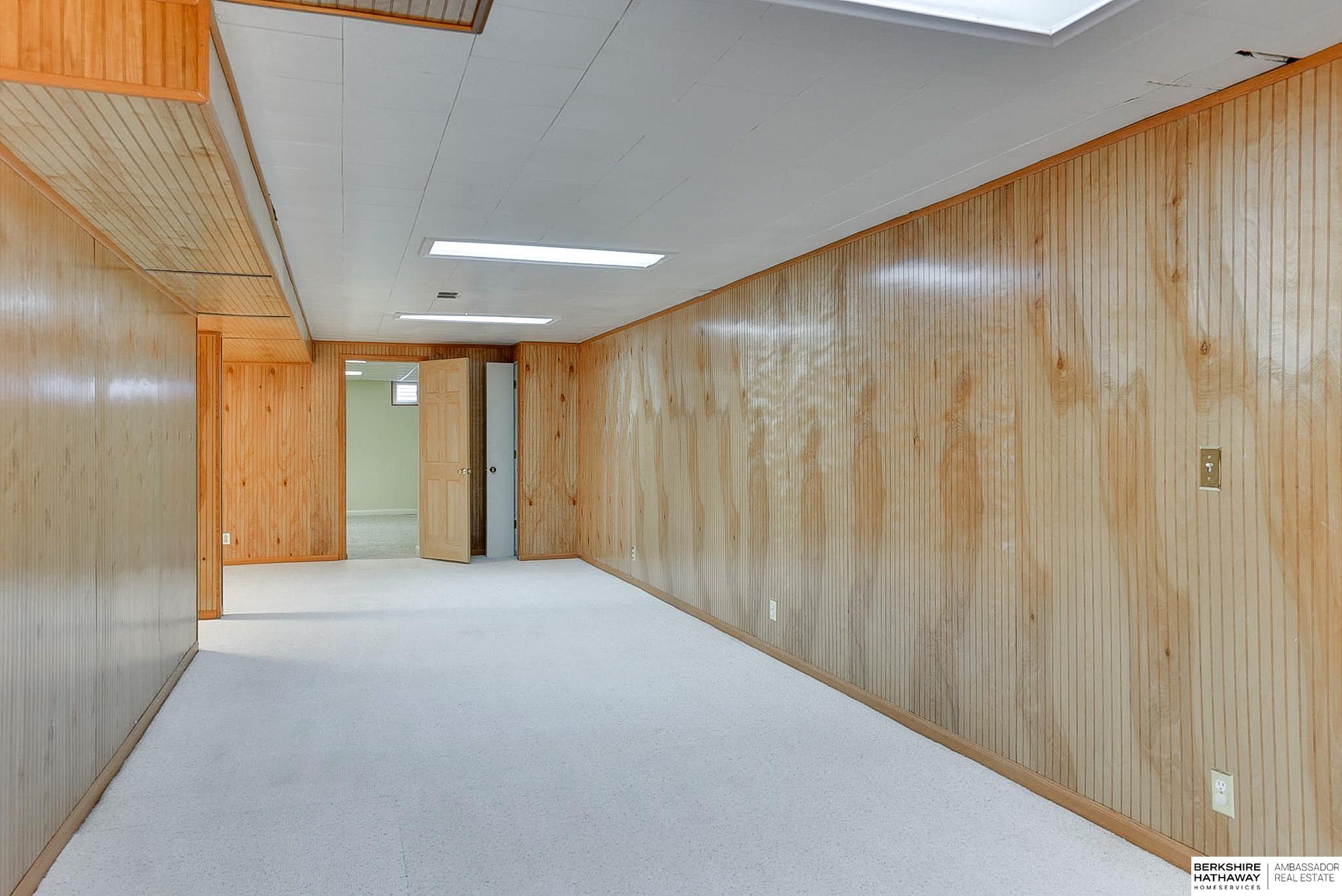 Omaha, Nebraska 68124, United States, 4 Bedrooms Bedrooms, ,3 BathroomsBathrooms,Residential,Pending,107005