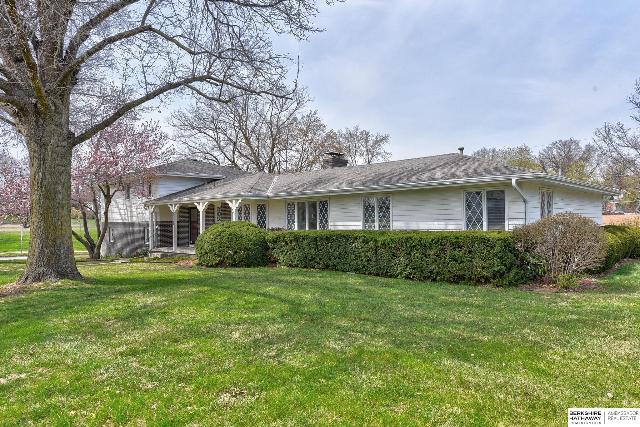 Omaha, Nebraska 68124, United States, 4 Bedrooms Bedrooms, ,3 BathroomsBathrooms,Residential,Pending,107005