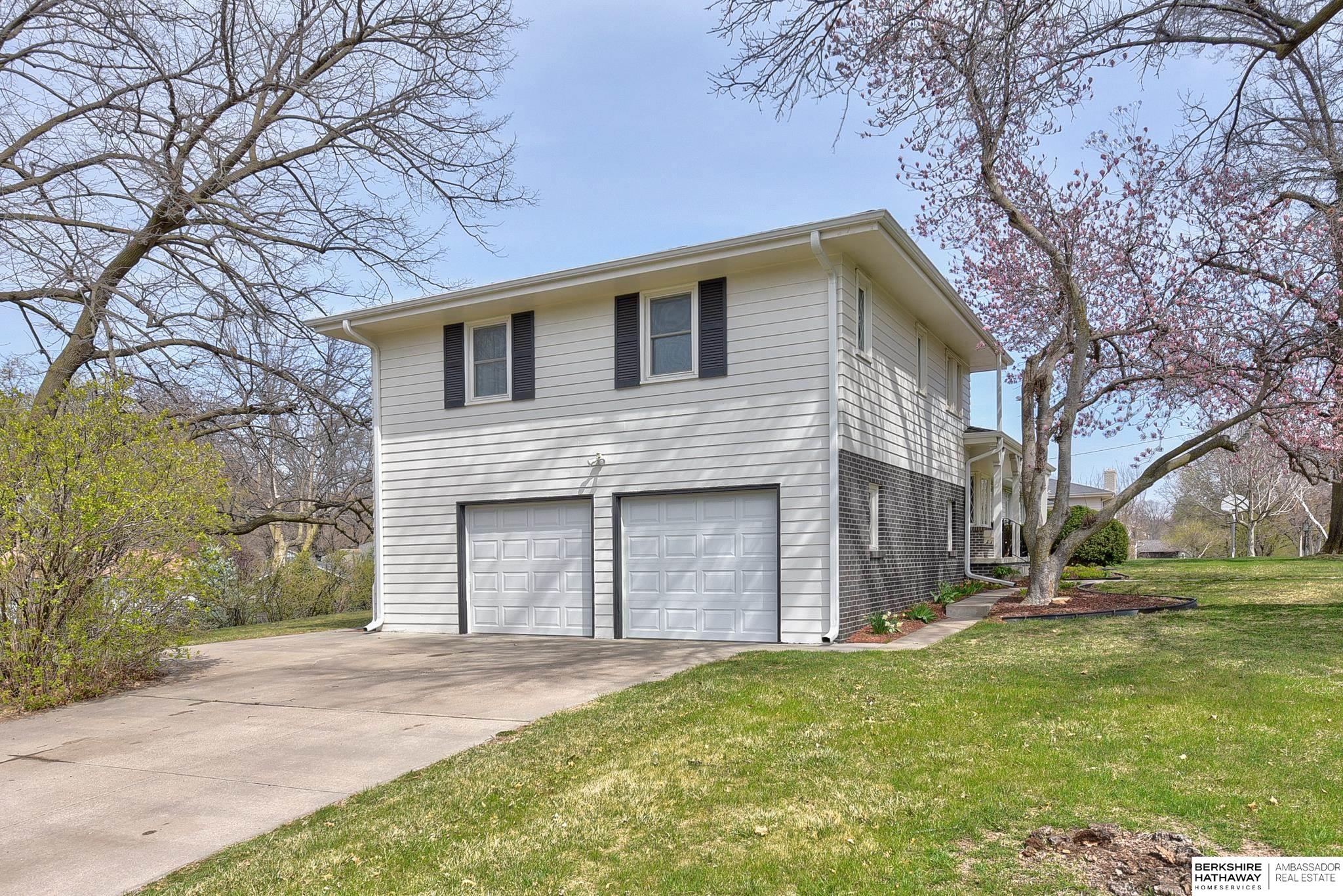 Omaha, Nebraska 68124, United States, 4 Bedrooms Bedrooms, ,3 BathroomsBathrooms,Residential,Pending,107005