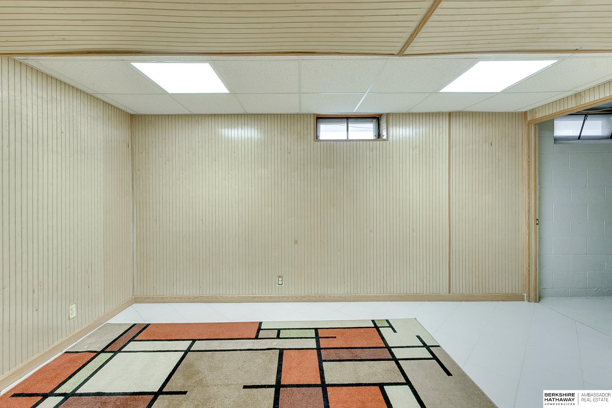 Omaha, Nebraska 68124, United States, 4 Bedrooms Bedrooms, ,3 BathroomsBathrooms,Residential,Pending,107005