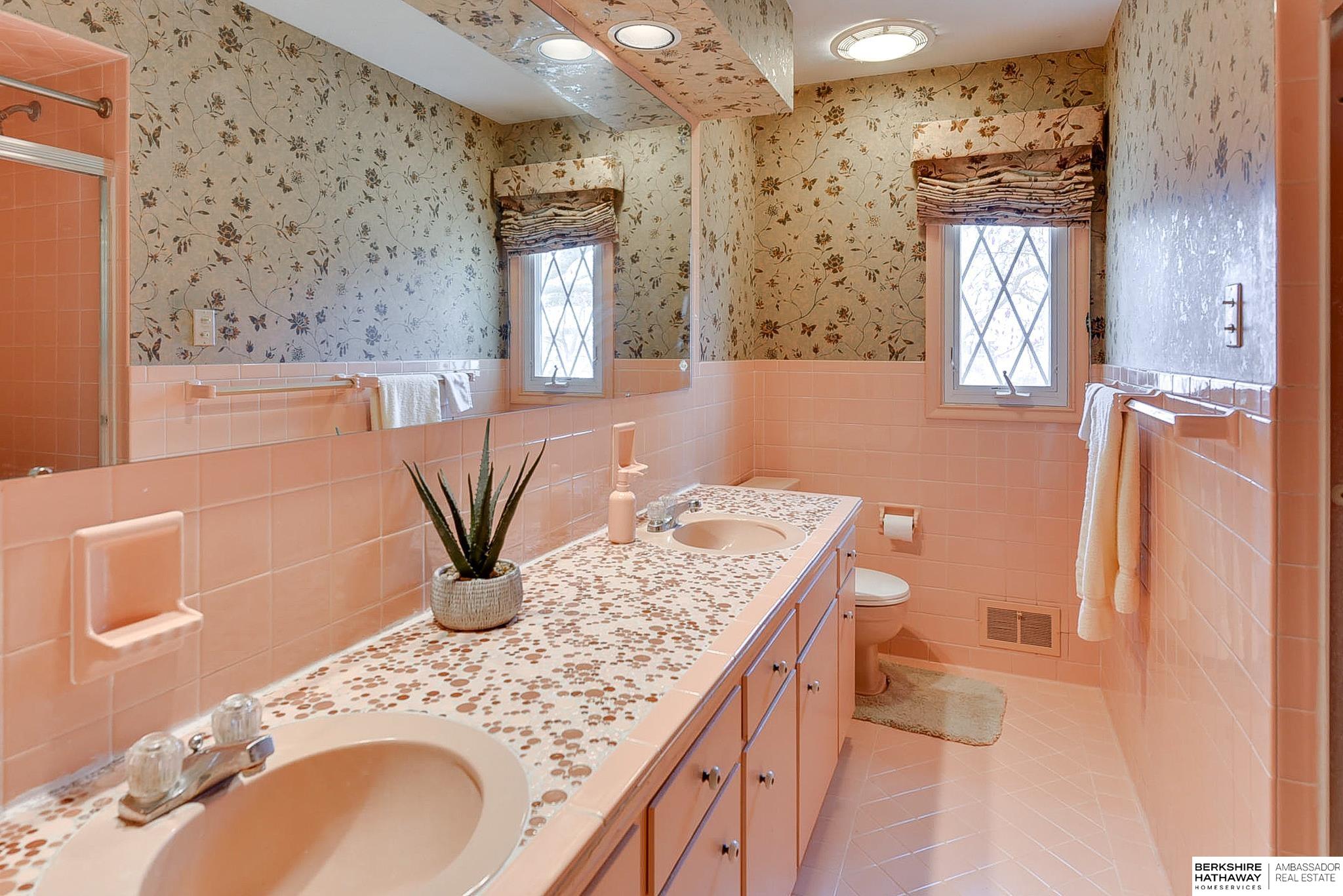 Omaha, Nebraska 68124, United States, 4 Bedrooms Bedrooms, ,3 BathroomsBathrooms,Residential,Pending,107005