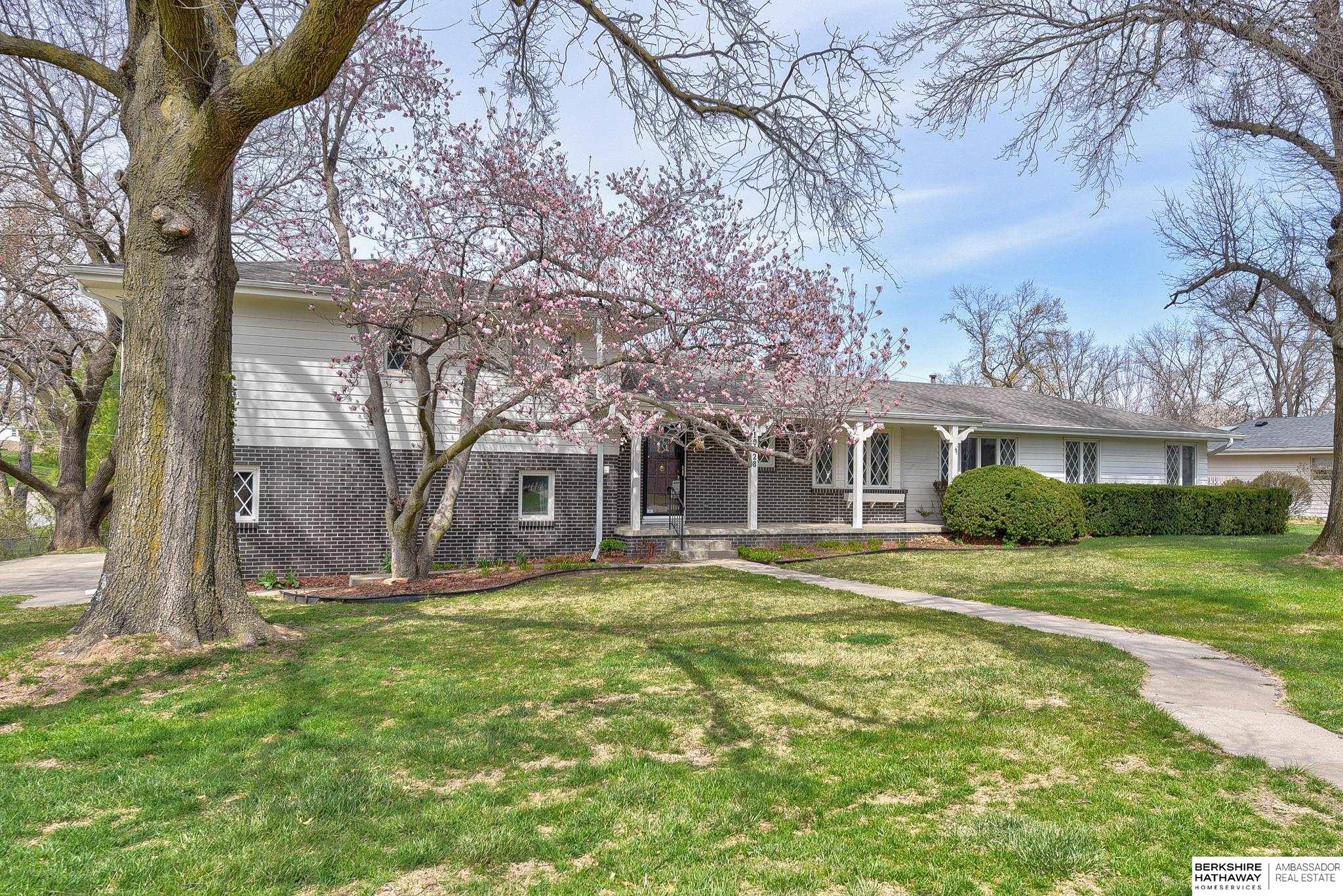 Omaha, Nebraska 68124, United States, 4 Bedrooms Bedrooms, ,3 BathroomsBathrooms,Residential,Pending,107005