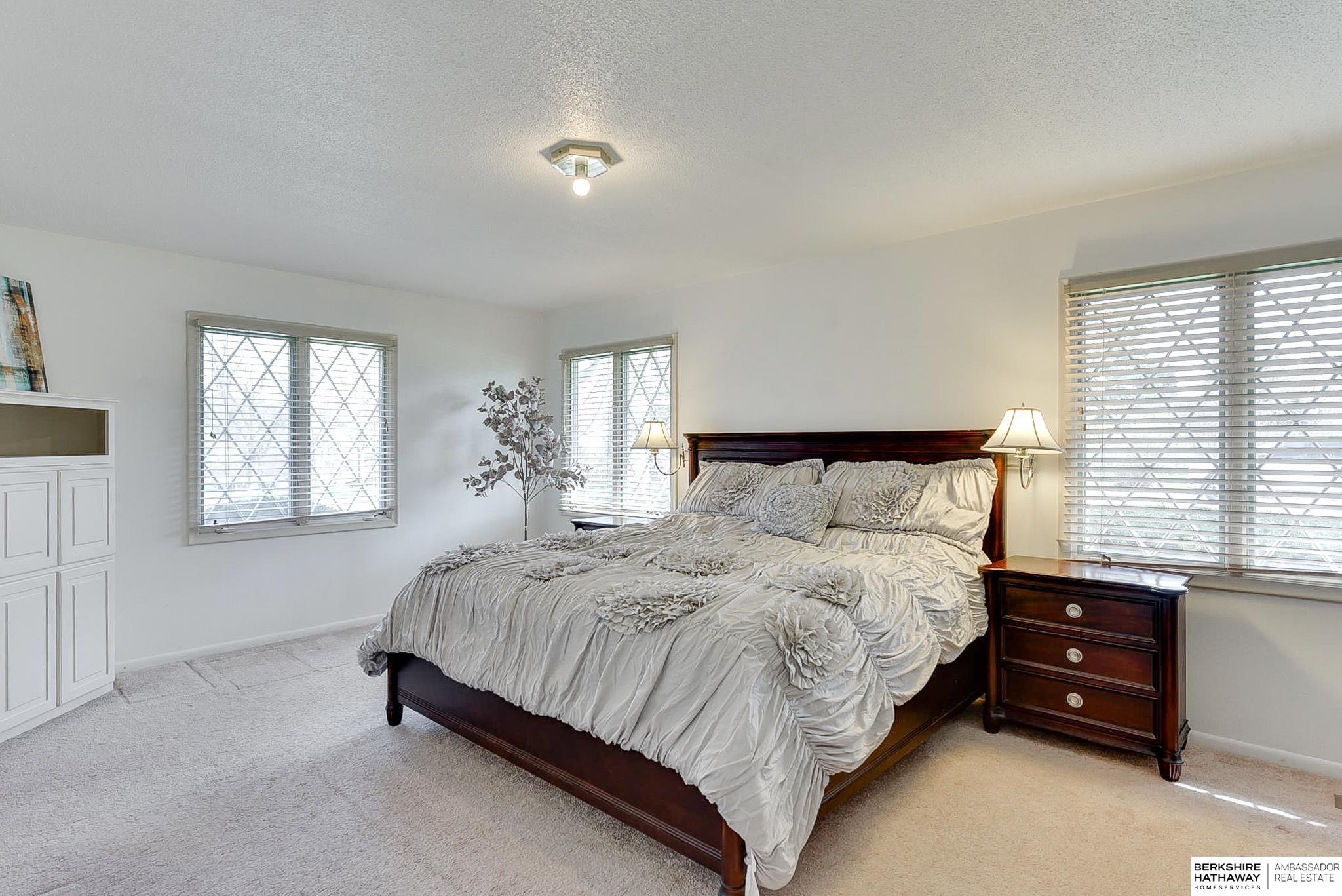 Omaha, Nebraska 68124, United States, 4 Bedrooms Bedrooms, ,3 BathroomsBathrooms,Residential,Pending,107005