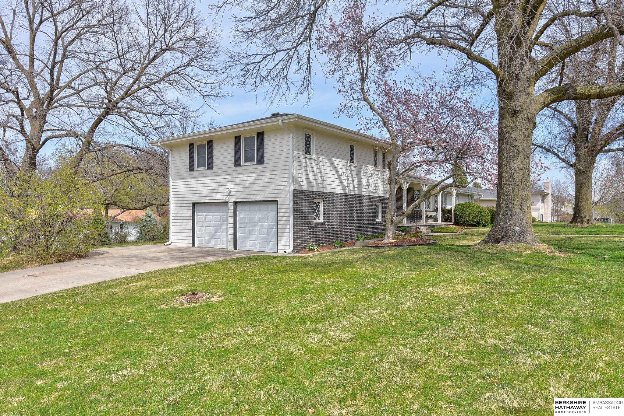 Omaha, Nebraska 68124, United States, 4 Bedrooms Bedrooms, ,3 BathroomsBathrooms,Residential,Pending,107005