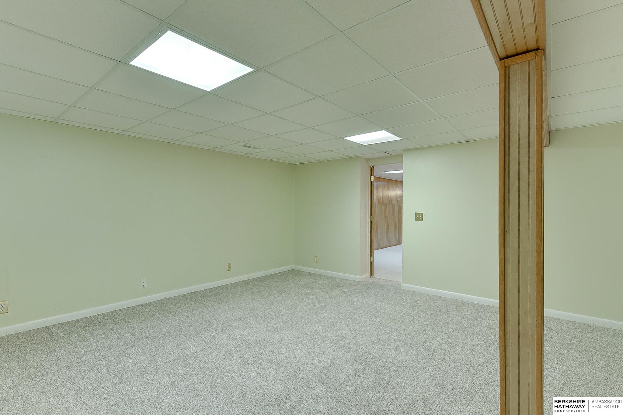 Omaha, Nebraska 68124, United States, 4 Bedrooms Bedrooms, ,3 BathroomsBathrooms,Residential,Pending,107005