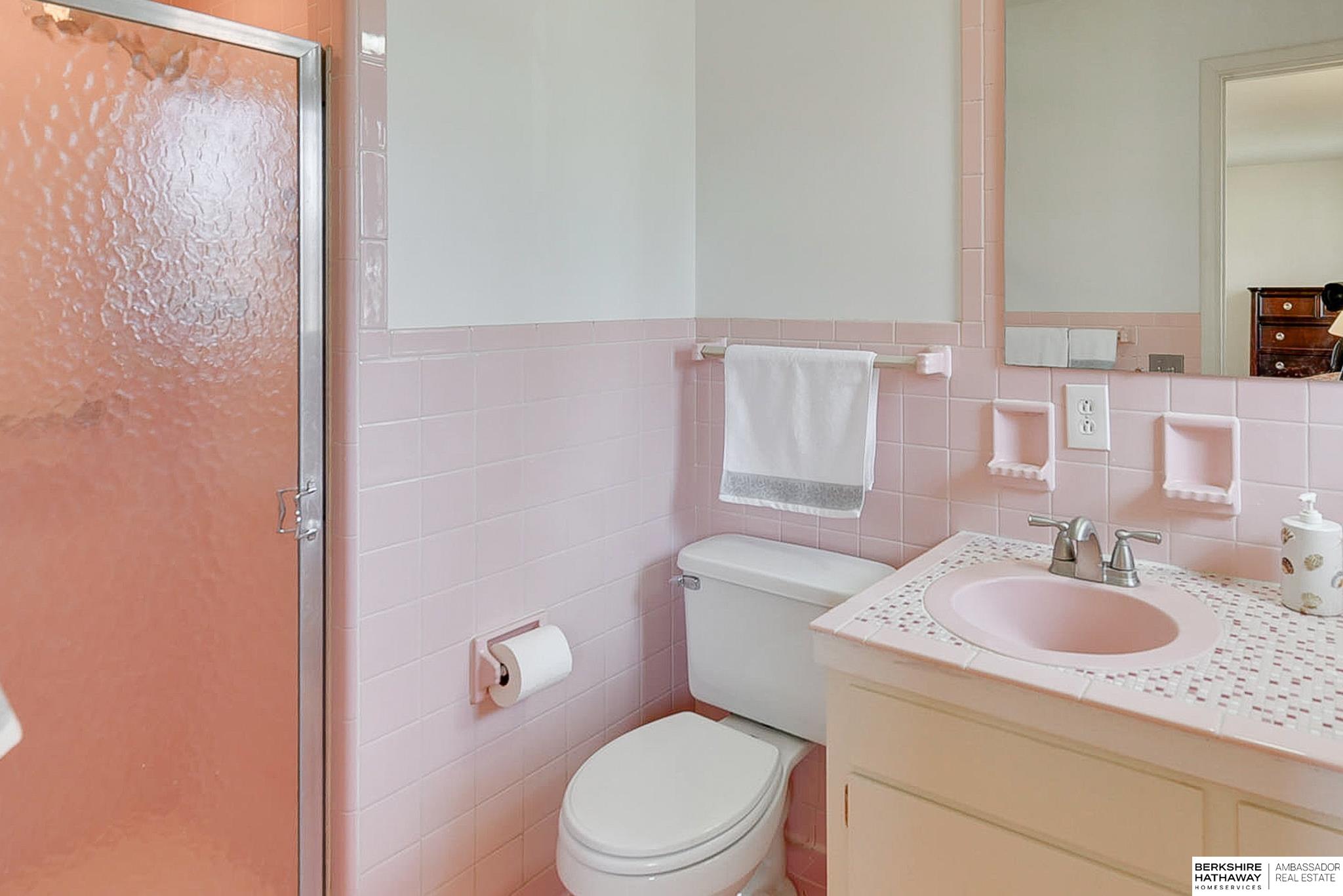 Omaha, Nebraska 68124, United States, 4 Bedrooms Bedrooms, ,3 BathroomsBathrooms,Residential,Pending,107005