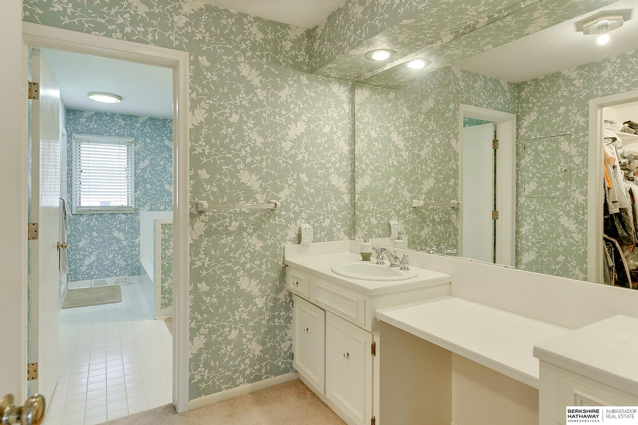 Omaha, Nebraska 68124, United States, 4 Bedrooms Bedrooms, ,3 BathroomsBathrooms,Residential,Pending,107005