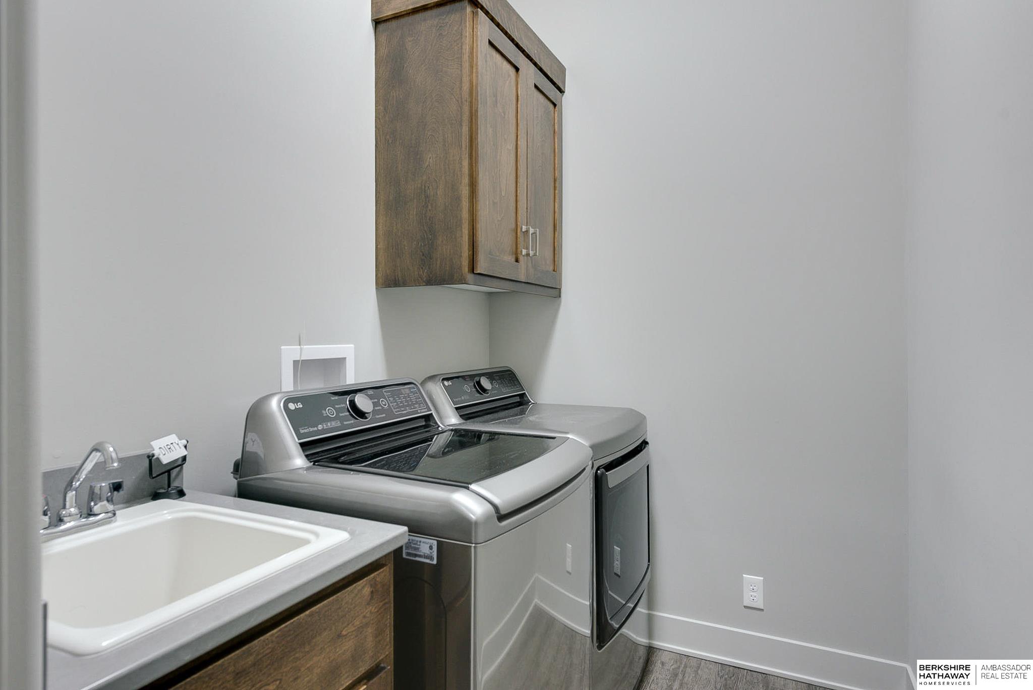 Elkhorn, Nebraska 68022, United States, 5 Bedrooms Bedrooms, ,4 BathroomsBathrooms,Residential,Pending,22632