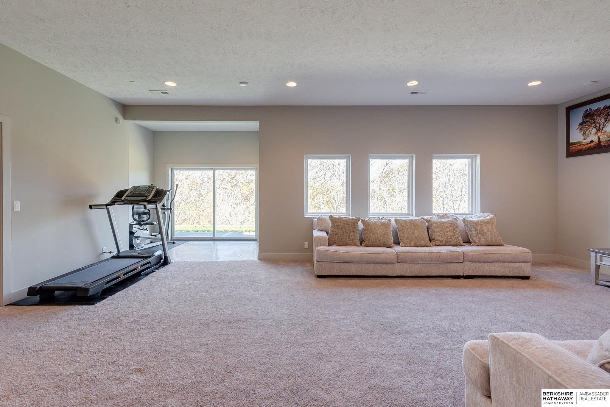 Elkhorn, Nebraska 68022, United States, 5 Bedrooms Bedrooms, ,4 BathroomsBathrooms,Residential,Pending,22632