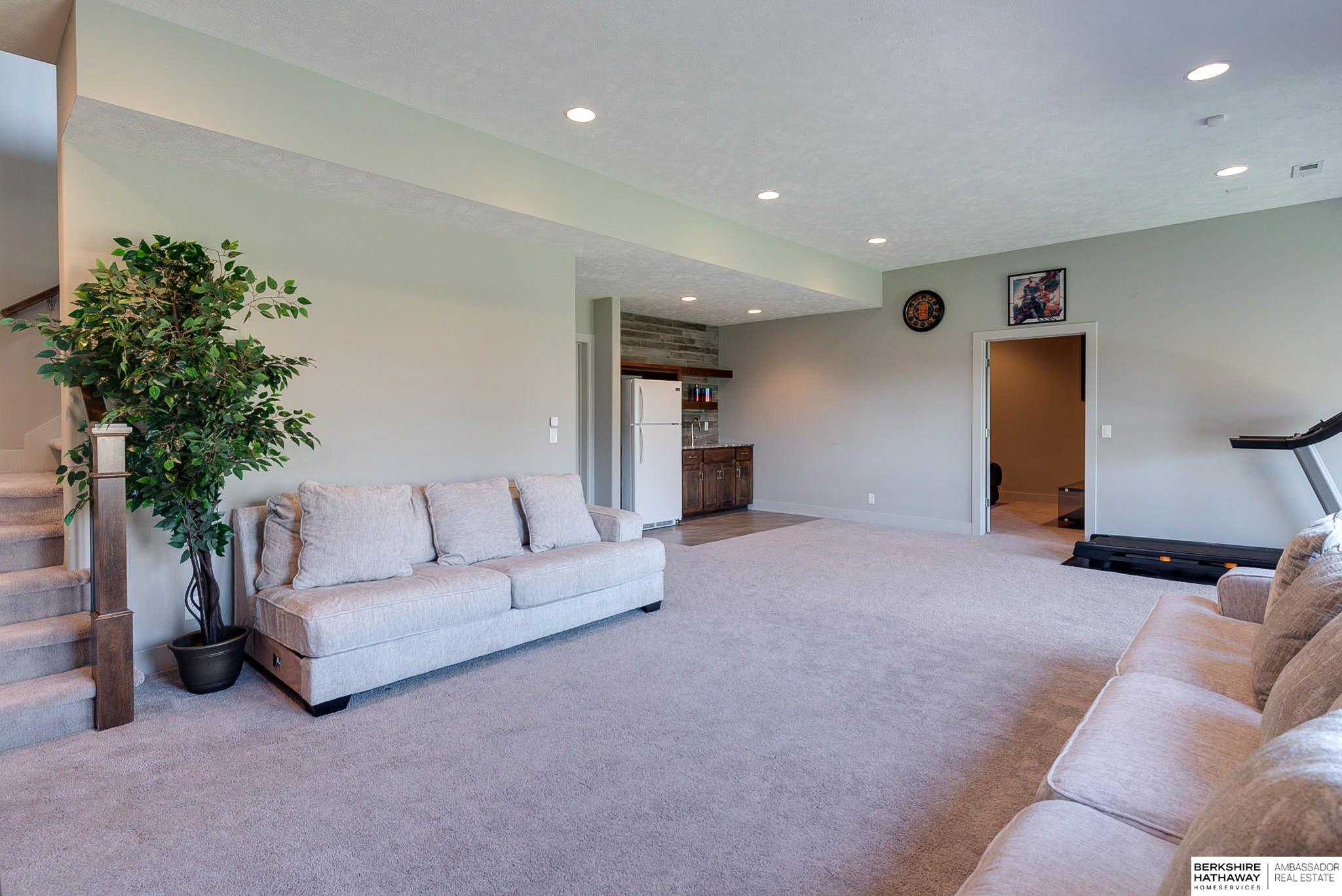 Elkhorn, Nebraska 68022, United States, 5 Bedrooms Bedrooms, ,4 BathroomsBathrooms,Residential,Pending,22632