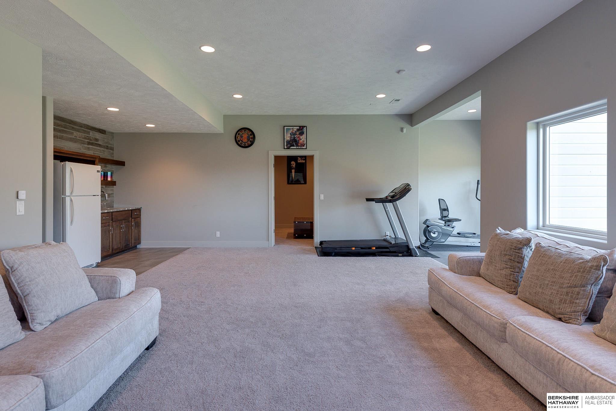 Elkhorn, Nebraska 68022, United States, 5 Bedrooms Bedrooms, ,4 BathroomsBathrooms,Residential,Pending,22632