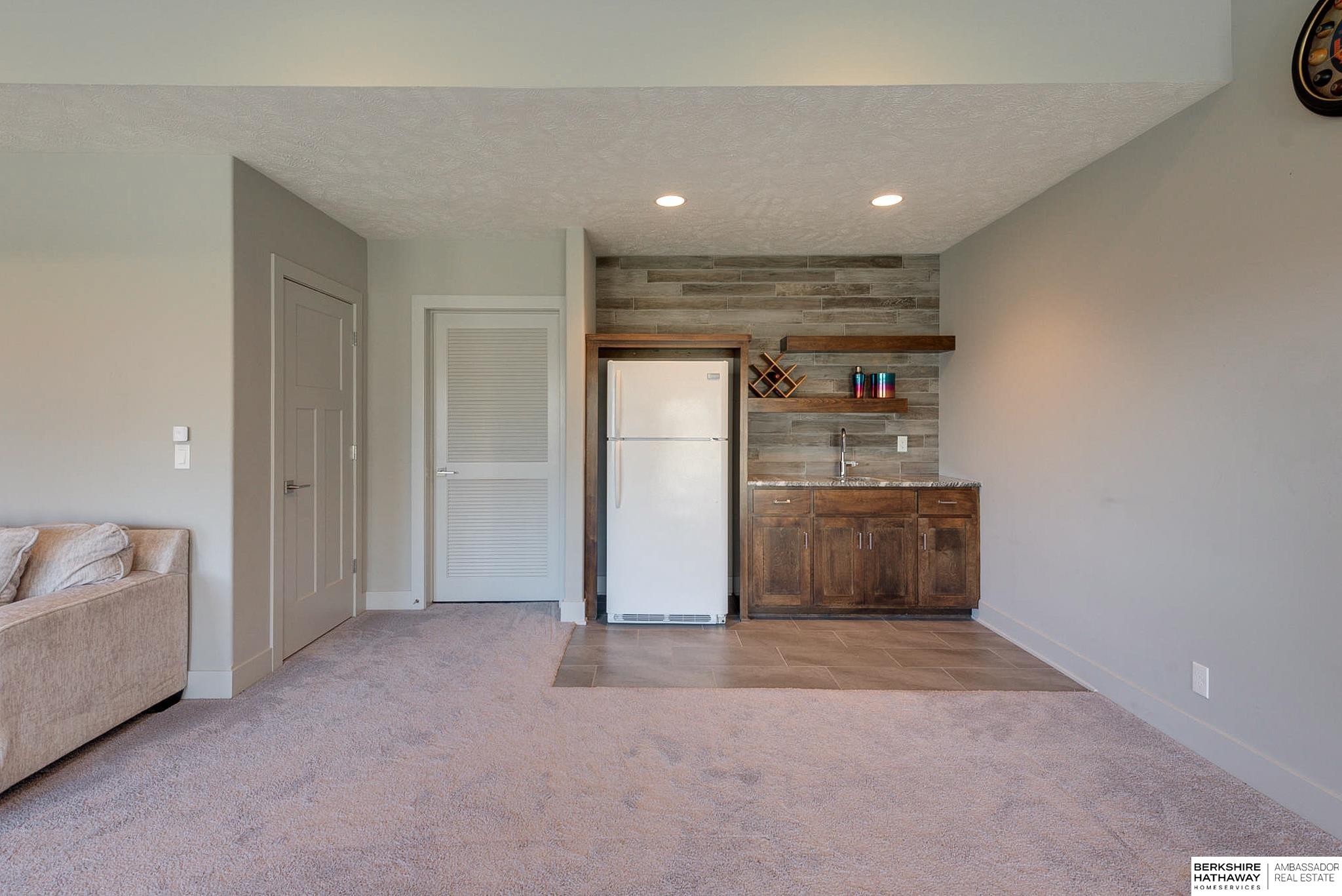 Elkhorn, Nebraska 68022, United States, 5 Bedrooms Bedrooms, ,4 BathroomsBathrooms,Residential,Pending,22632