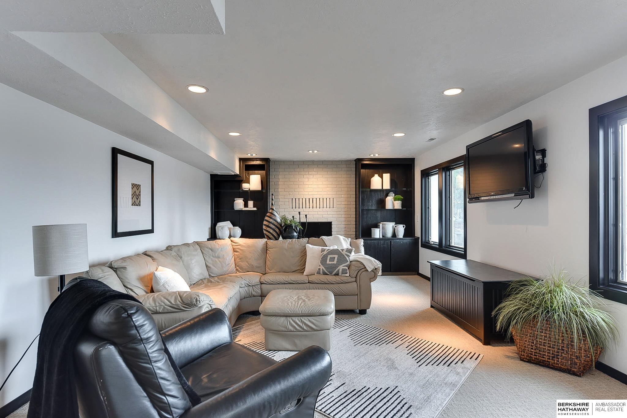 Valley, Nebraska 68064, United States, 3 Bedrooms Bedrooms, ,4 BathroomsBathrooms,Residential,Pending,83596