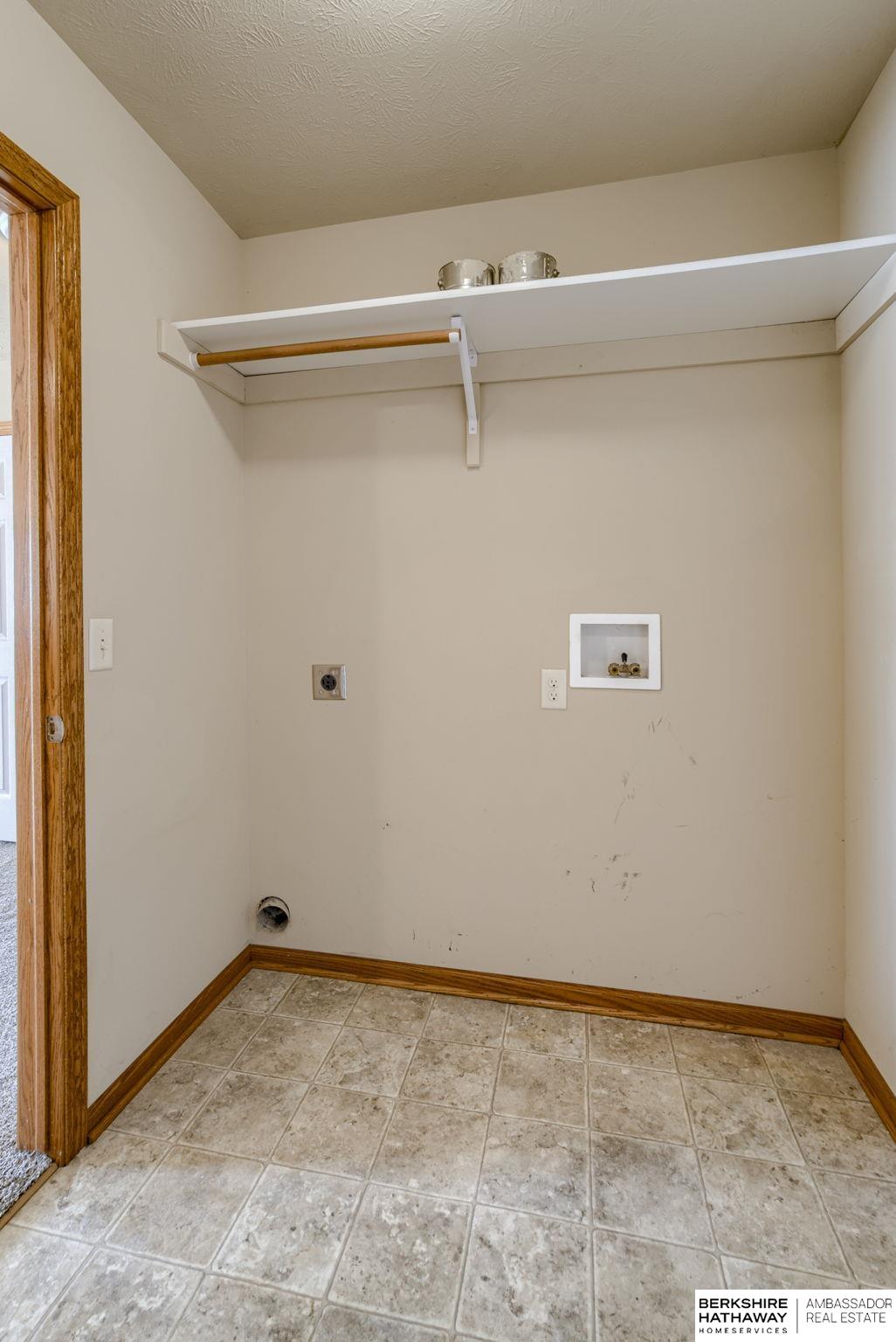 Omaha, Nebraska 68022, United States, 3 Bedrooms Bedrooms, ,3 BathroomsBathrooms,Residential,Pending,15120