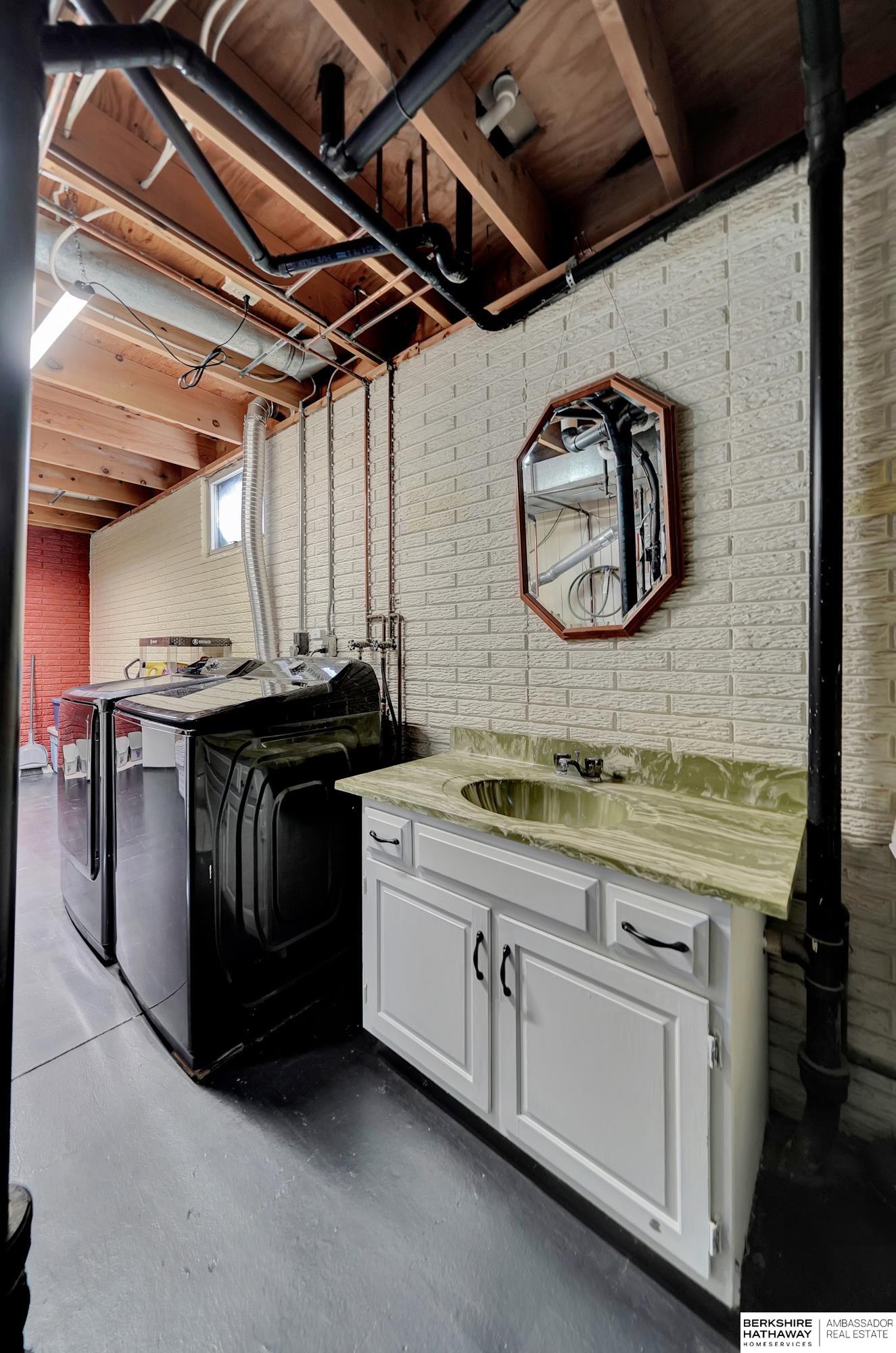 Lincoln, Nebraska 68507, United States, 3 Bedrooms Bedrooms, ,3 BathroomsBathrooms,Residential,Pending,88279