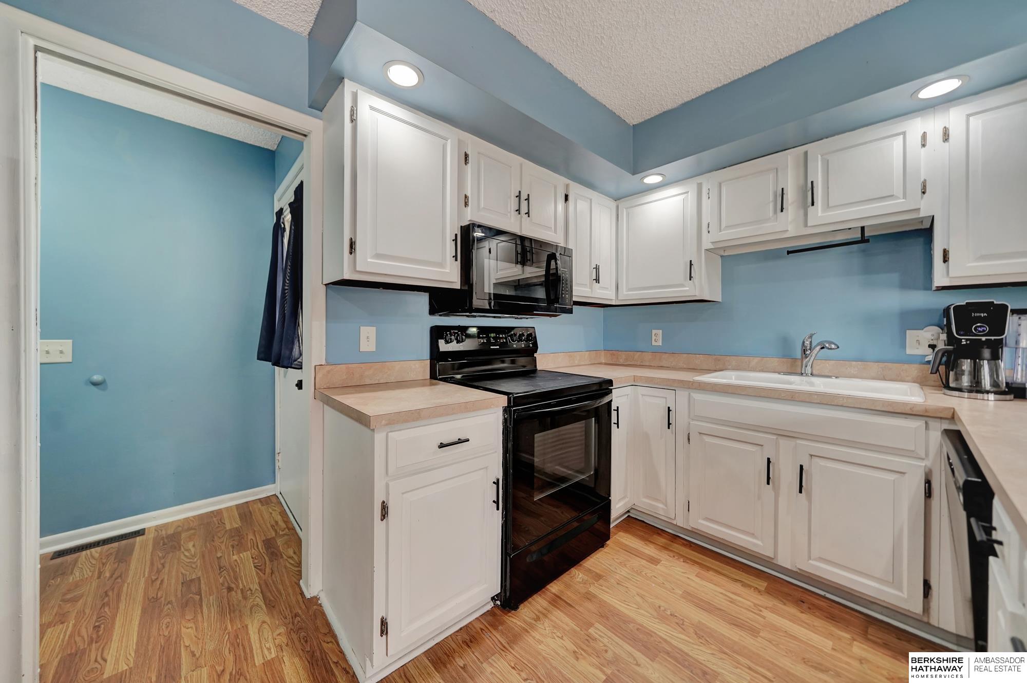 Lincoln, Nebraska 68507, United States, 3 Bedrooms Bedrooms, ,3 BathroomsBathrooms,Residential,Pending,88279