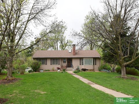 Photo of 600 Ridgewood Avenue, Omaha, NE 68114 (MLS # 22510919)