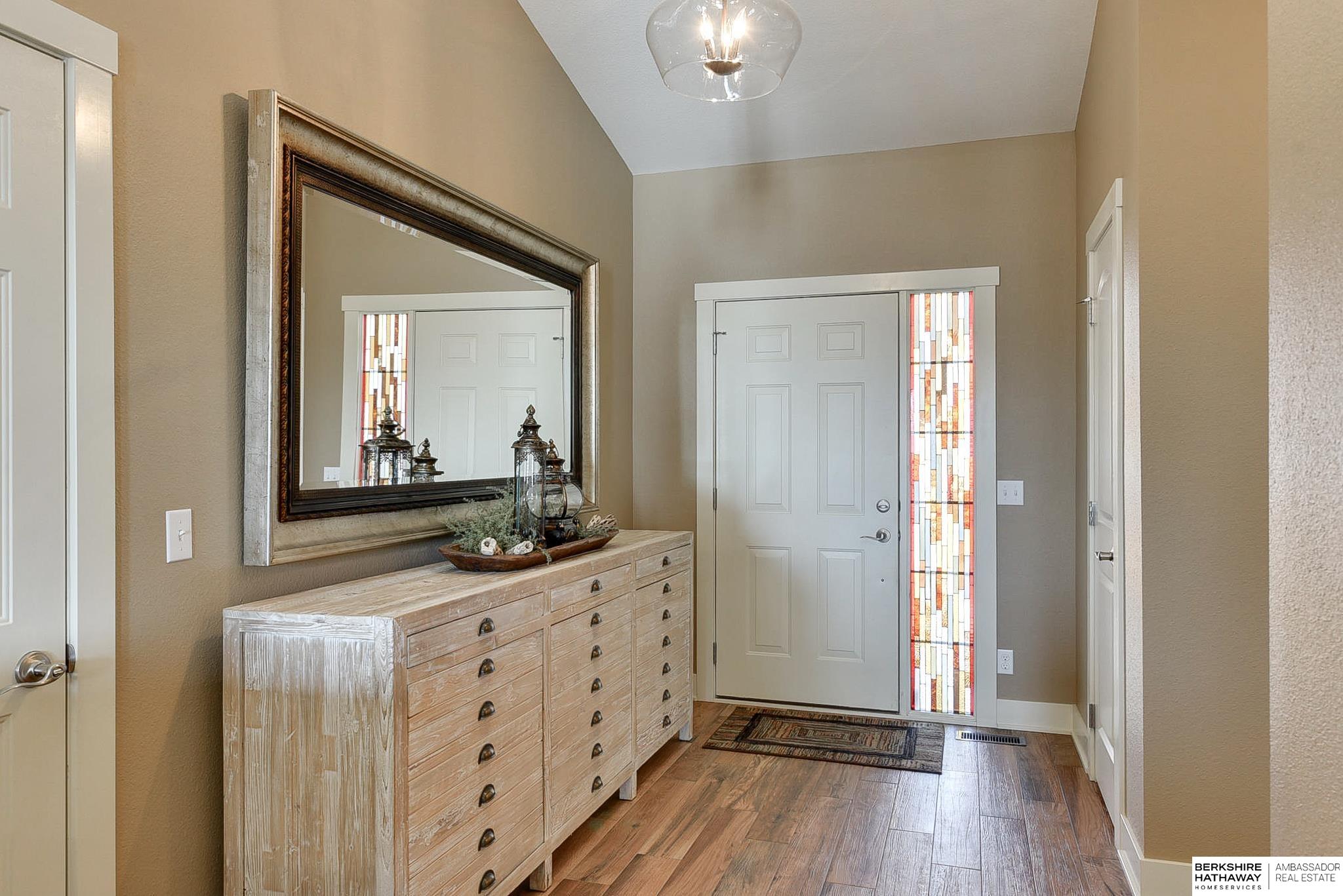 Omaha, Nebraska 68136, United States, 3 Bedrooms Bedrooms, ,3 BathroomsBathrooms,Residential,Pending,88597