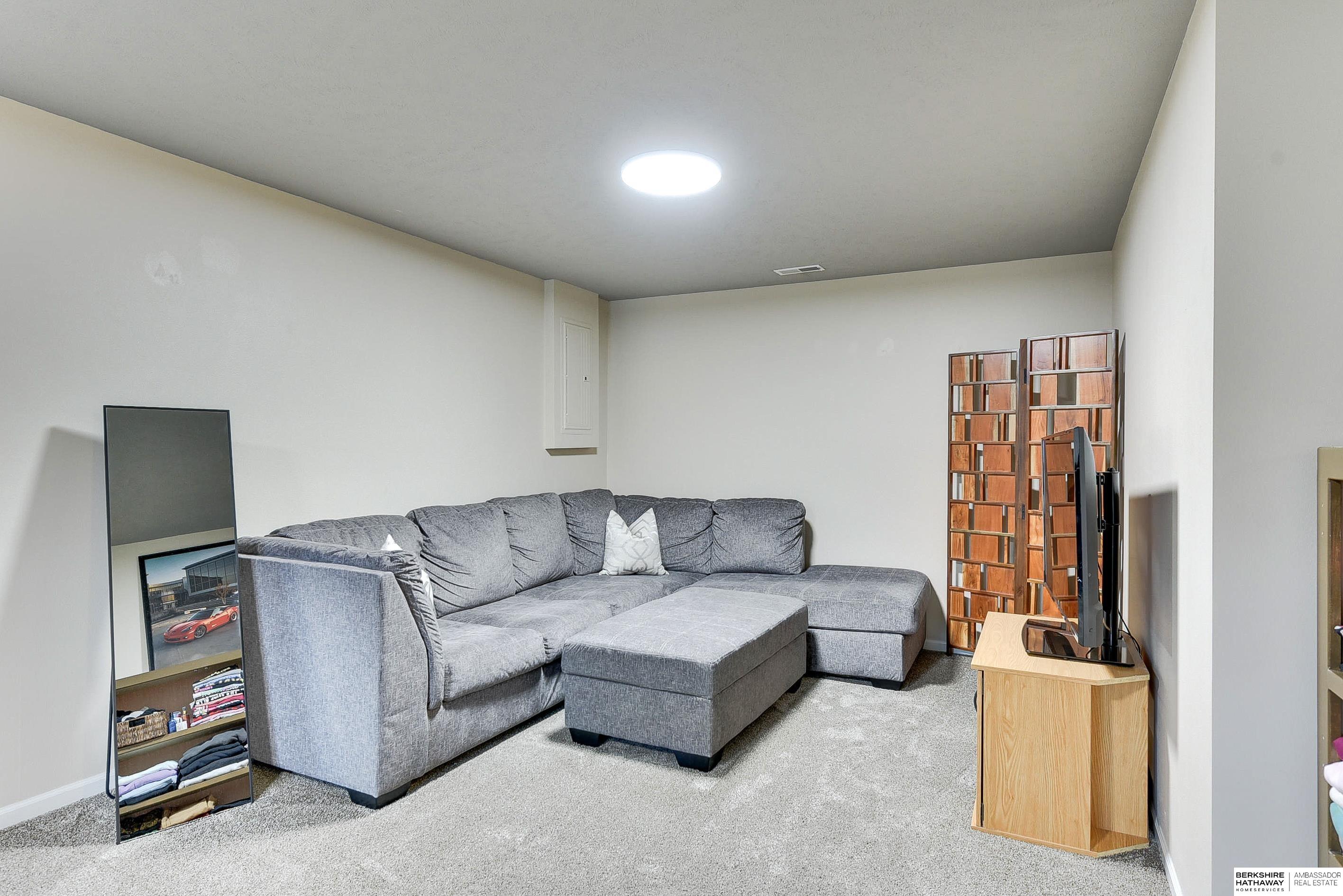 Omaha, Nebraska 68142, United States, 3 Bedrooms Bedrooms, ,3 BathroomsBathrooms,Residential,Pending,102525