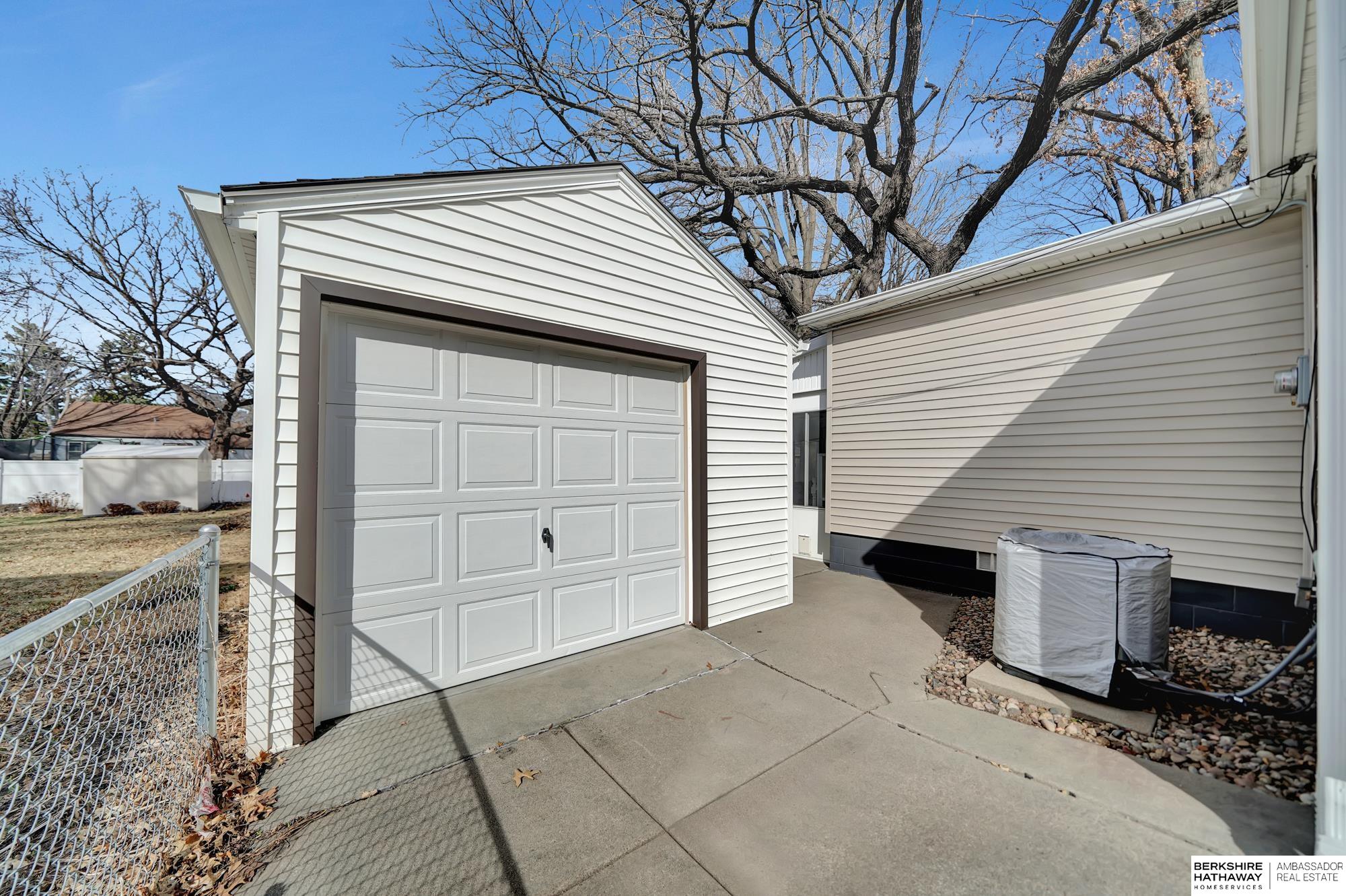 Lincoln, Nebraska 68506, United States, 3 Bedrooms Bedrooms, ,1 BathroomBathrooms,Residential,Pending,108436