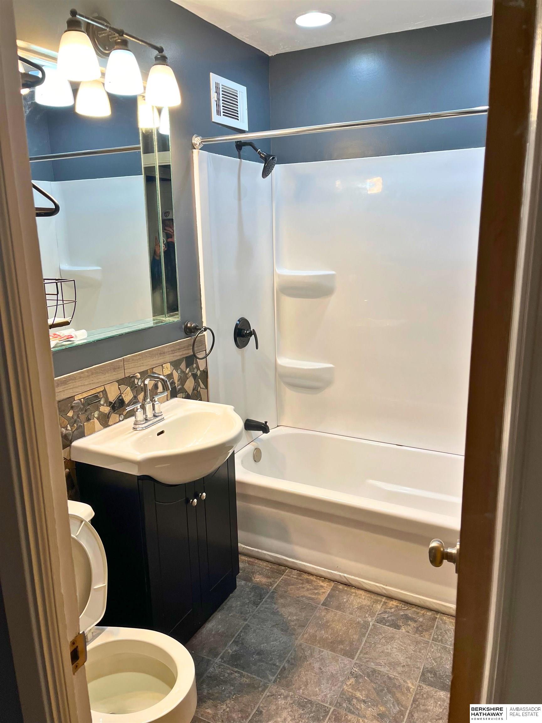 Lincoln, Nebraska 68510, United States, 2 Bedrooms Bedrooms, ,1 BathroomBathrooms,Residential,Active,78546