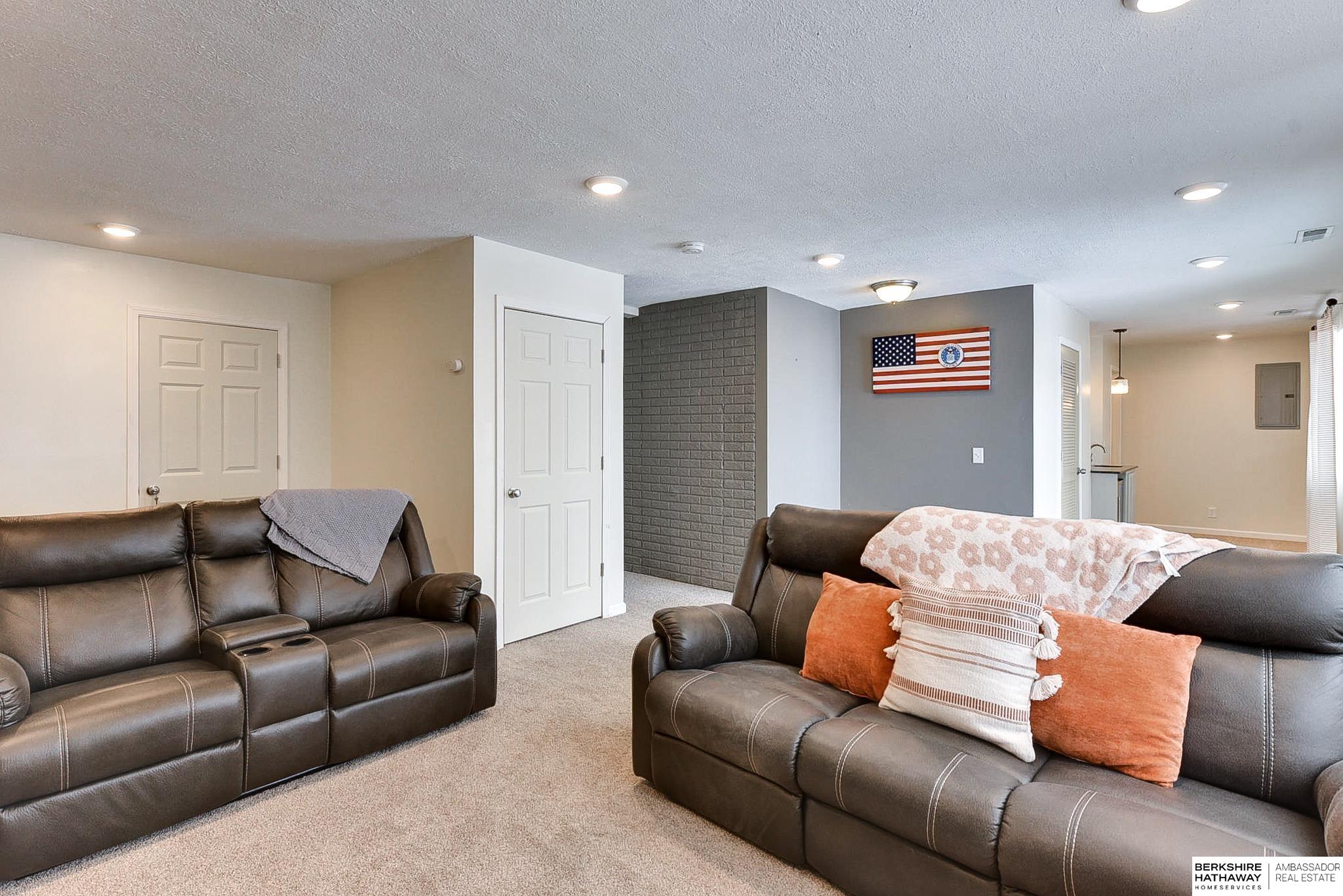 Bellevue, Nebraska 68123, United States, 4 Bedrooms Bedrooms, ,4 BathroomsBathrooms,Residential,Pending,2396