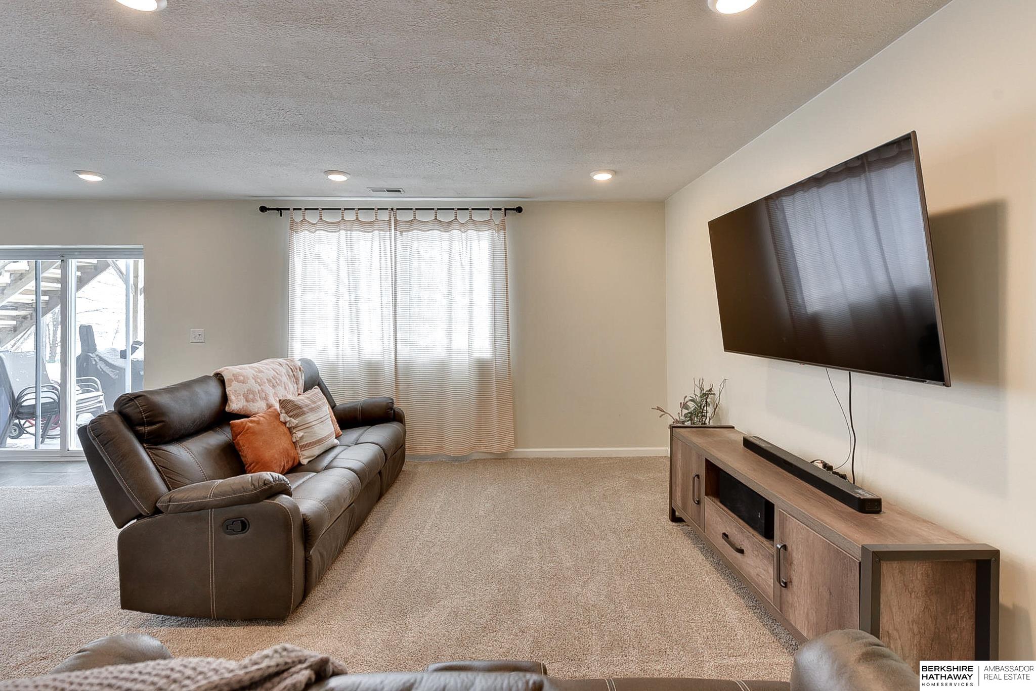 Bellevue, Nebraska 68123, United States, 4 Bedrooms Bedrooms, ,4 BathroomsBathrooms,Residential,Pending,2396