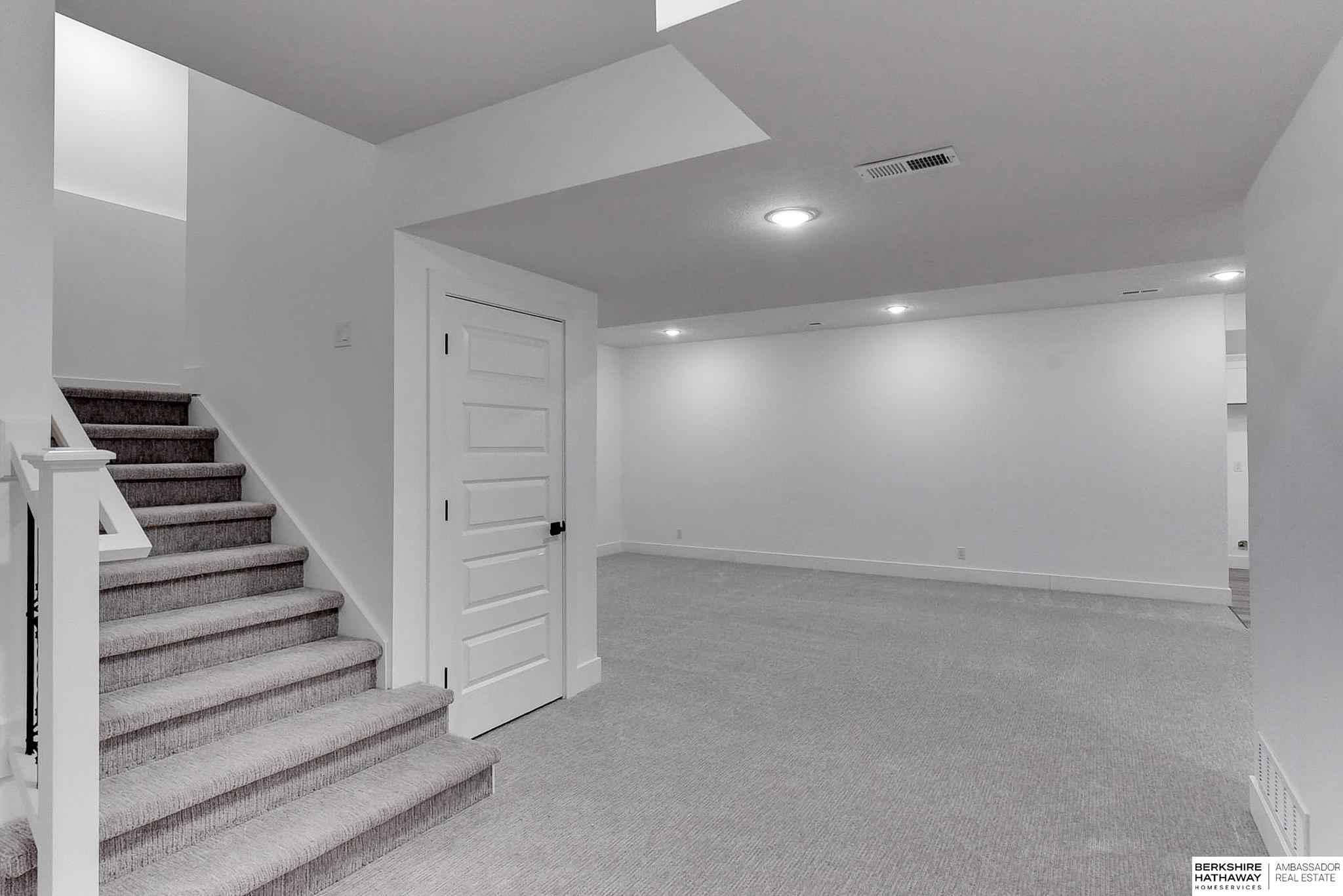 Gretna, Nebraska 68028, United States, 5 Bedrooms Bedrooms, ,4 BathroomsBathrooms,Residential,Pending,28126