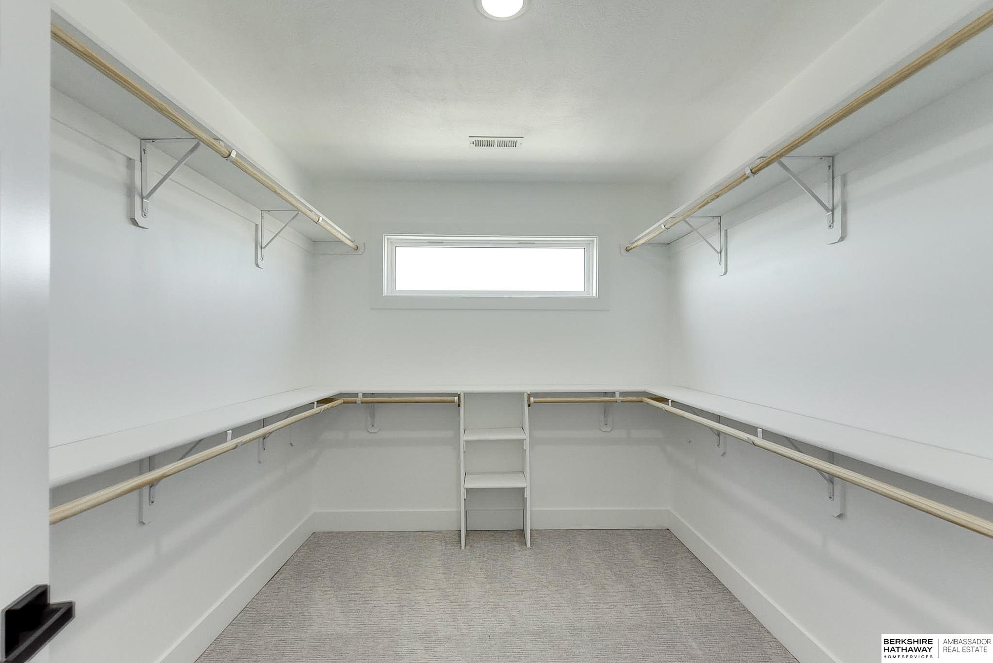 Gretna, Nebraska 68028, United States, 5 Bedrooms Bedrooms, ,4 BathroomsBathrooms,Residential,Pending,28126