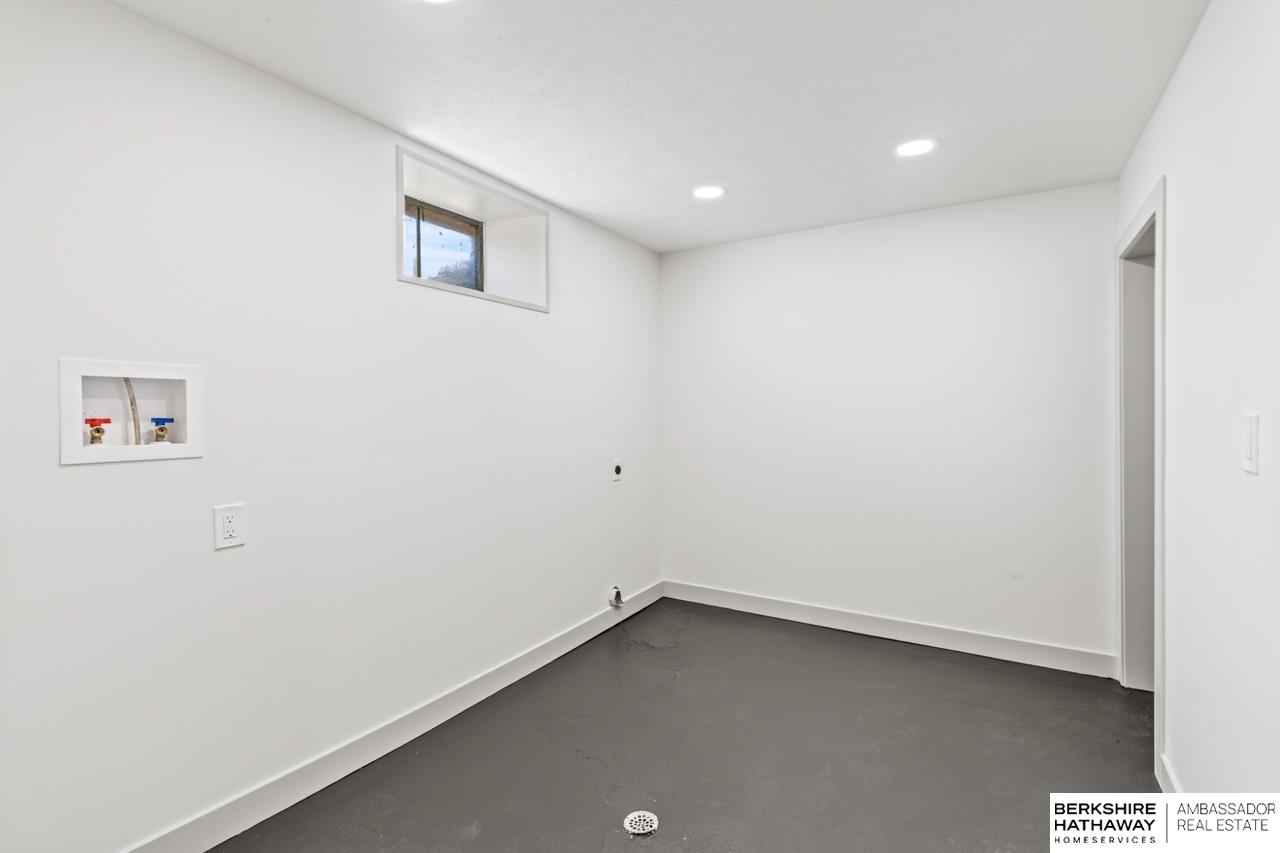 Omaha, Nebraska 68106, United States, 3 Bedrooms Bedrooms, ,2 BathroomsBathrooms,Residential,Pending,14520