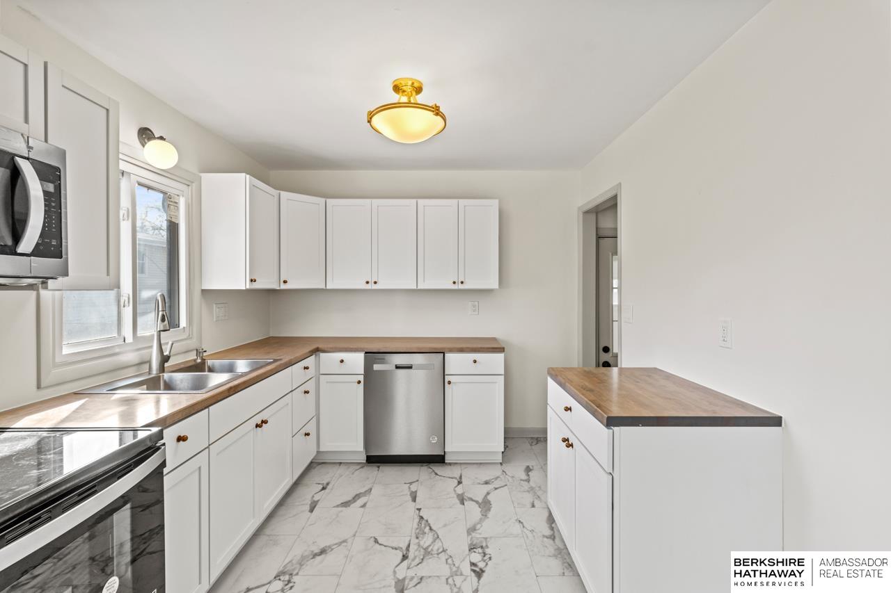 Omaha, Nebraska 68106, United States, 3 Bedrooms Bedrooms, ,2 BathroomsBathrooms,Residential,Pending,14520