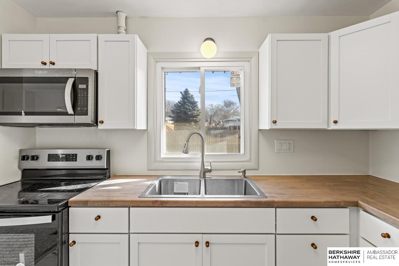 Omaha, Nebraska 68106, United States, 3 Bedrooms Bedrooms, ,2 BathroomsBathrooms,Residential,Pending,14520