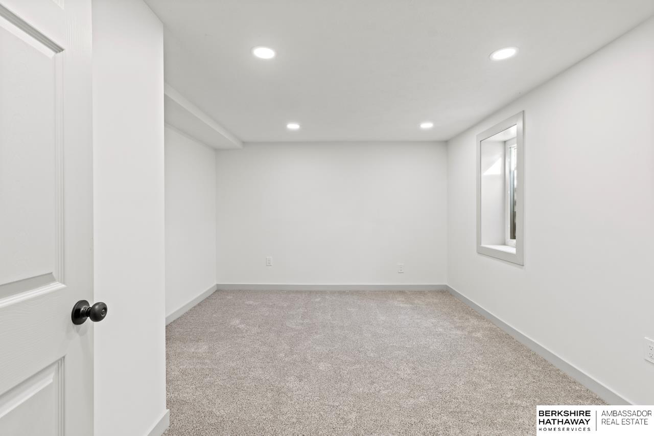 Omaha, Nebraska 68106, United States, 3 Bedrooms Bedrooms, ,2 BathroomsBathrooms,Residential,Pending,14520