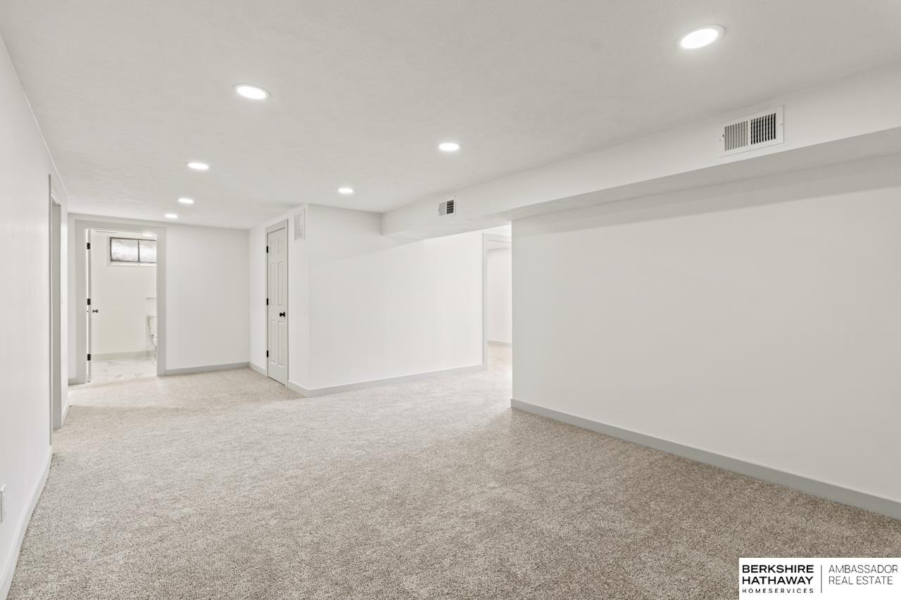 Omaha, Nebraska 68106, United States, 3 Bedrooms Bedrooms, ,2 BathroomsBathrooms,Residential,Pending,14520