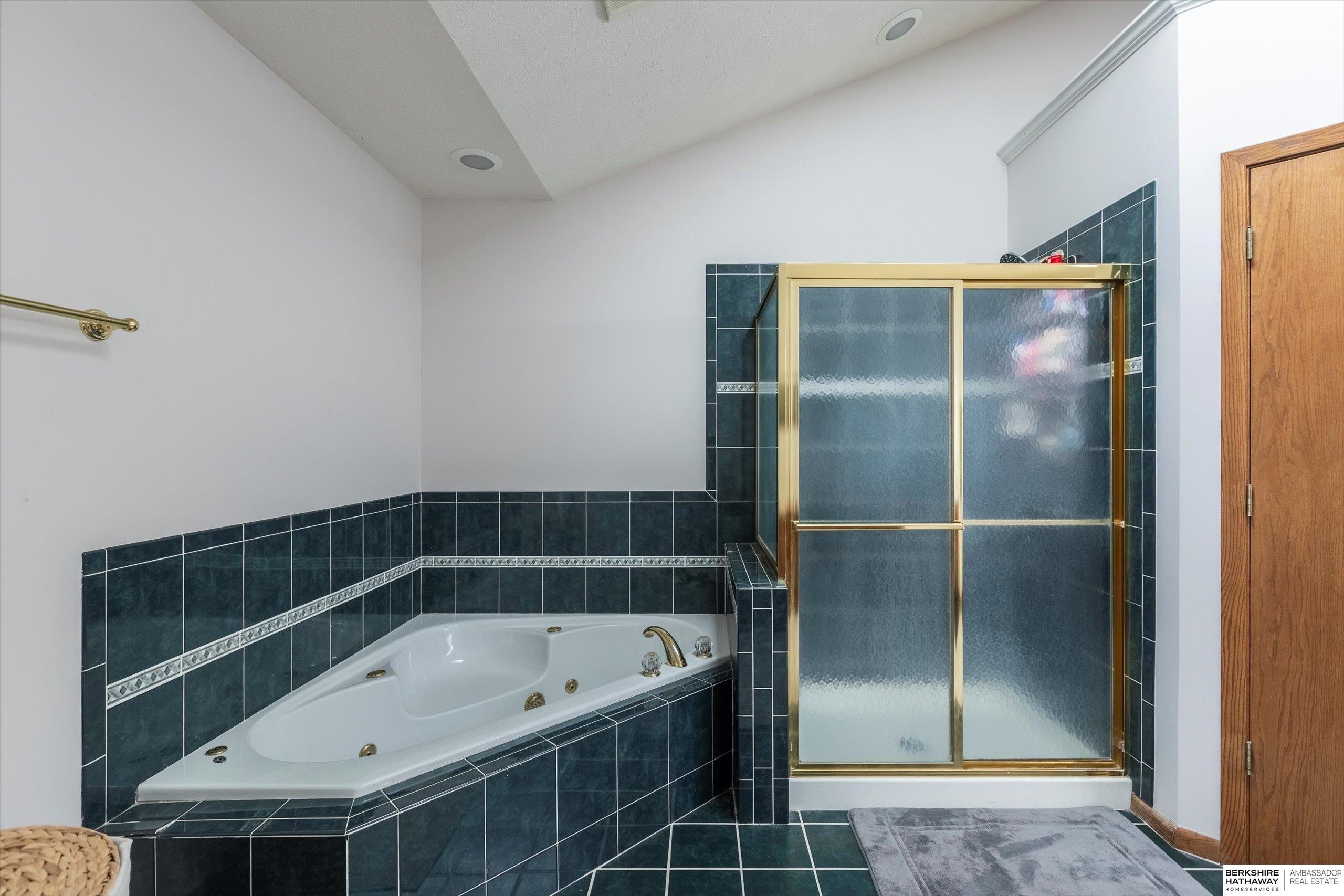 Omaha, Nebraska 68132, United States, 3 Bedrooms Bedrooms, ,3 BathroomsBathrooms,Residential,Pending,110855