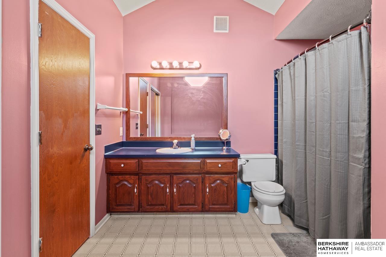 Omaha, Nebraska 68135, United States, 3 Bedrooms Bedrooms, ,3 BathroomsBathrooms,Residential,Pending,120039