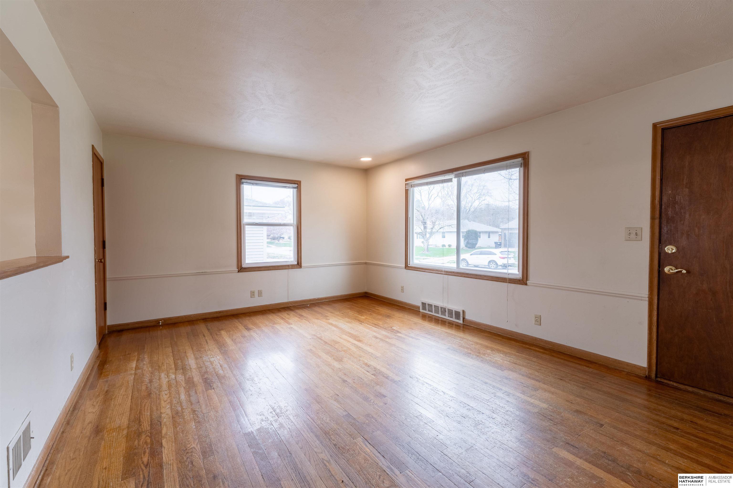 Omaha, Nebraska 68124, United States, 3 Bedrooms Bedrooms, ,2 BathroomsBathrooms,Residential,Pending,100482