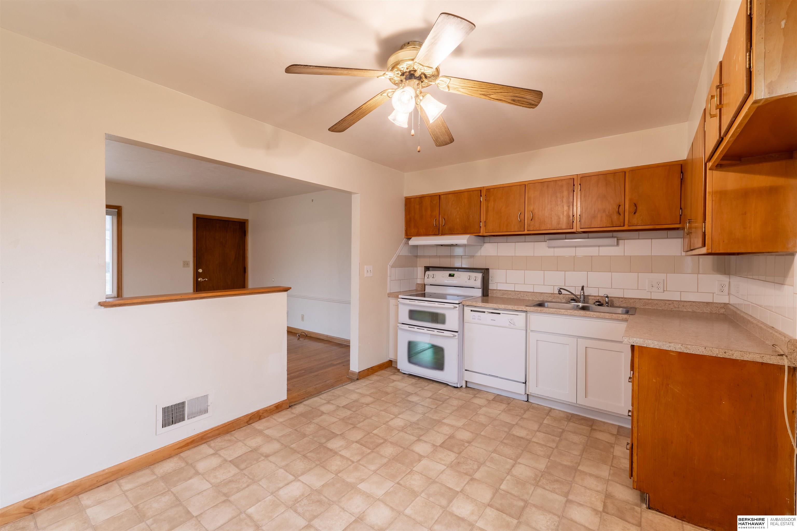 Omaha, Nebraska 68124, United States, 3 Bedrooms Bedrooms, ,2 BathroomsBathrooms,Residential,Pending,100482