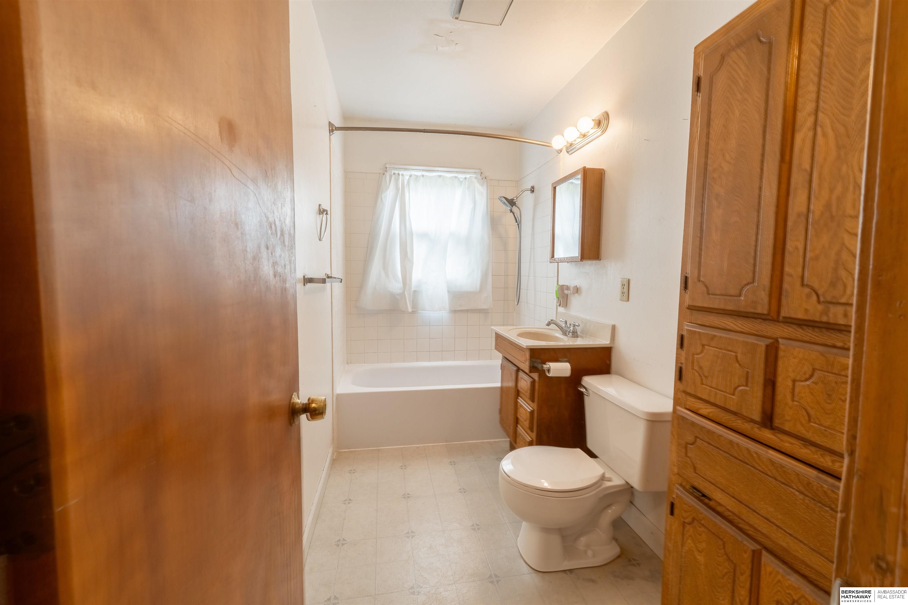 Omaha, Nebraska 68124, United States, 3 Bedrooms Bedrooms, ,2 BathroomsBathrooms,Residential,Pending,100482