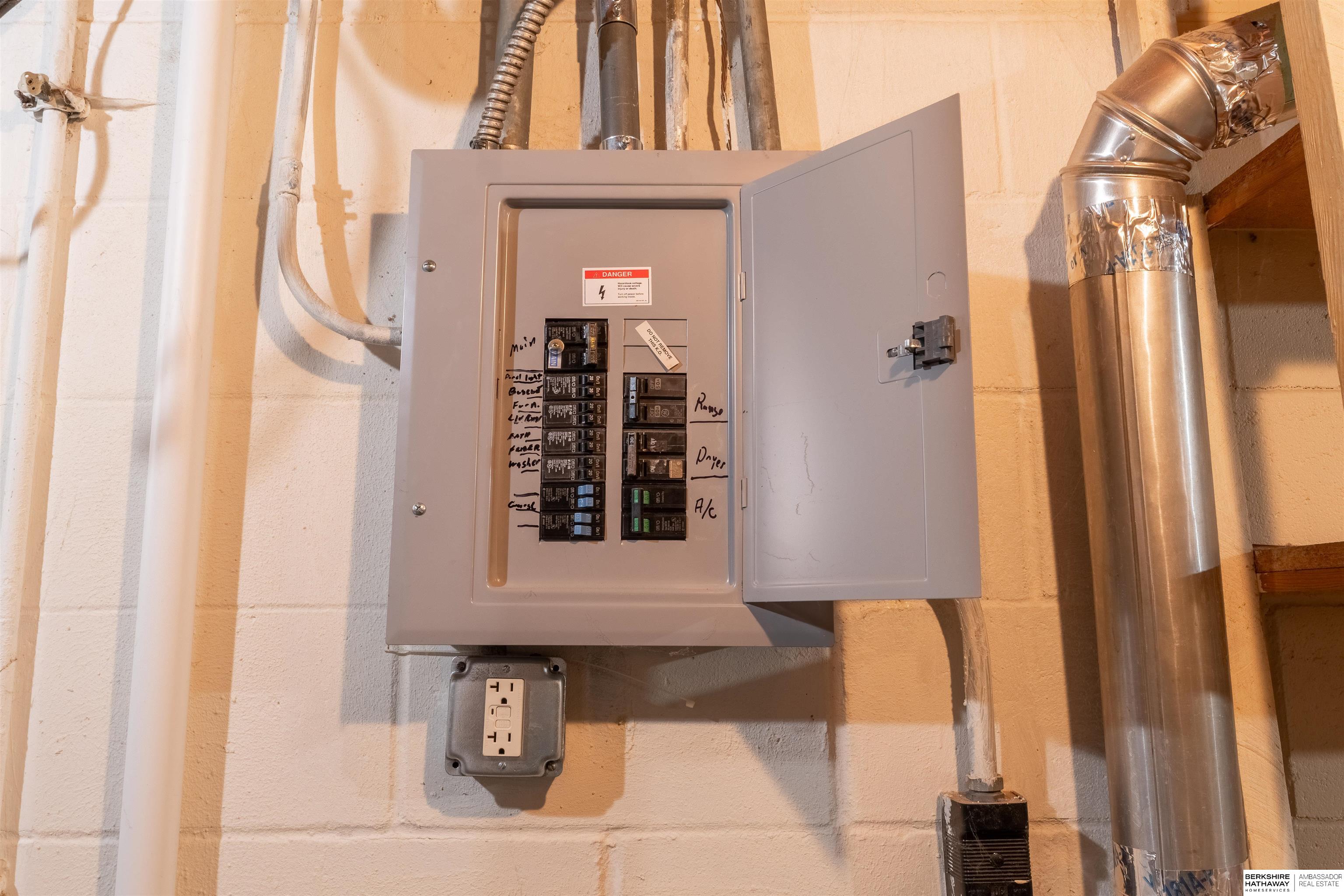 Omaha, Nebraska 68124, United States, 3 Bedrooms Bedrooms, ,2 BathroomsBathrooms,Residential,Pending,100482