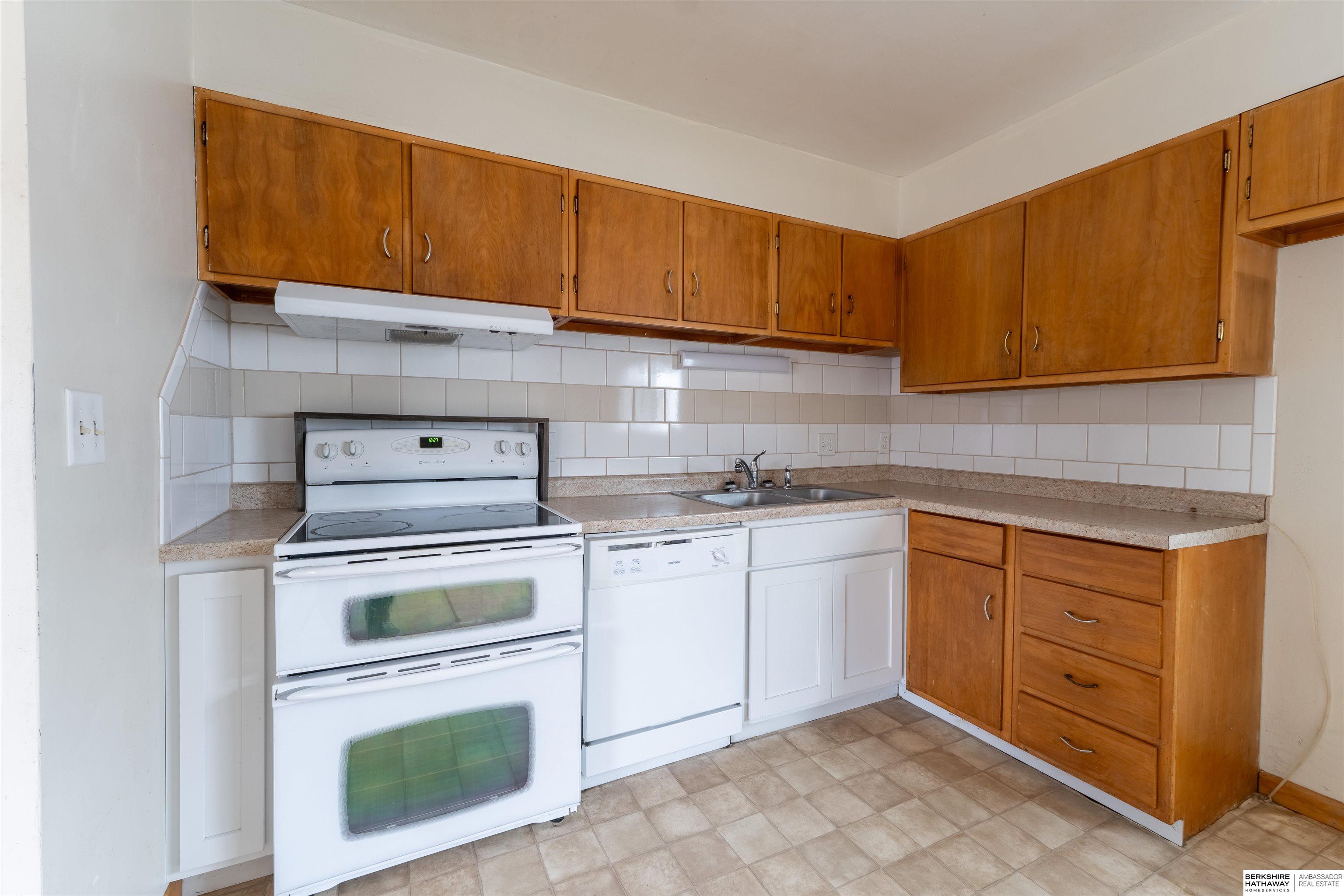 Omaha, Nebraska 68124, United States, 3 Bedrooms Bedrooms, ,2 BathroomsBathrooms,Residential,Pending,100482