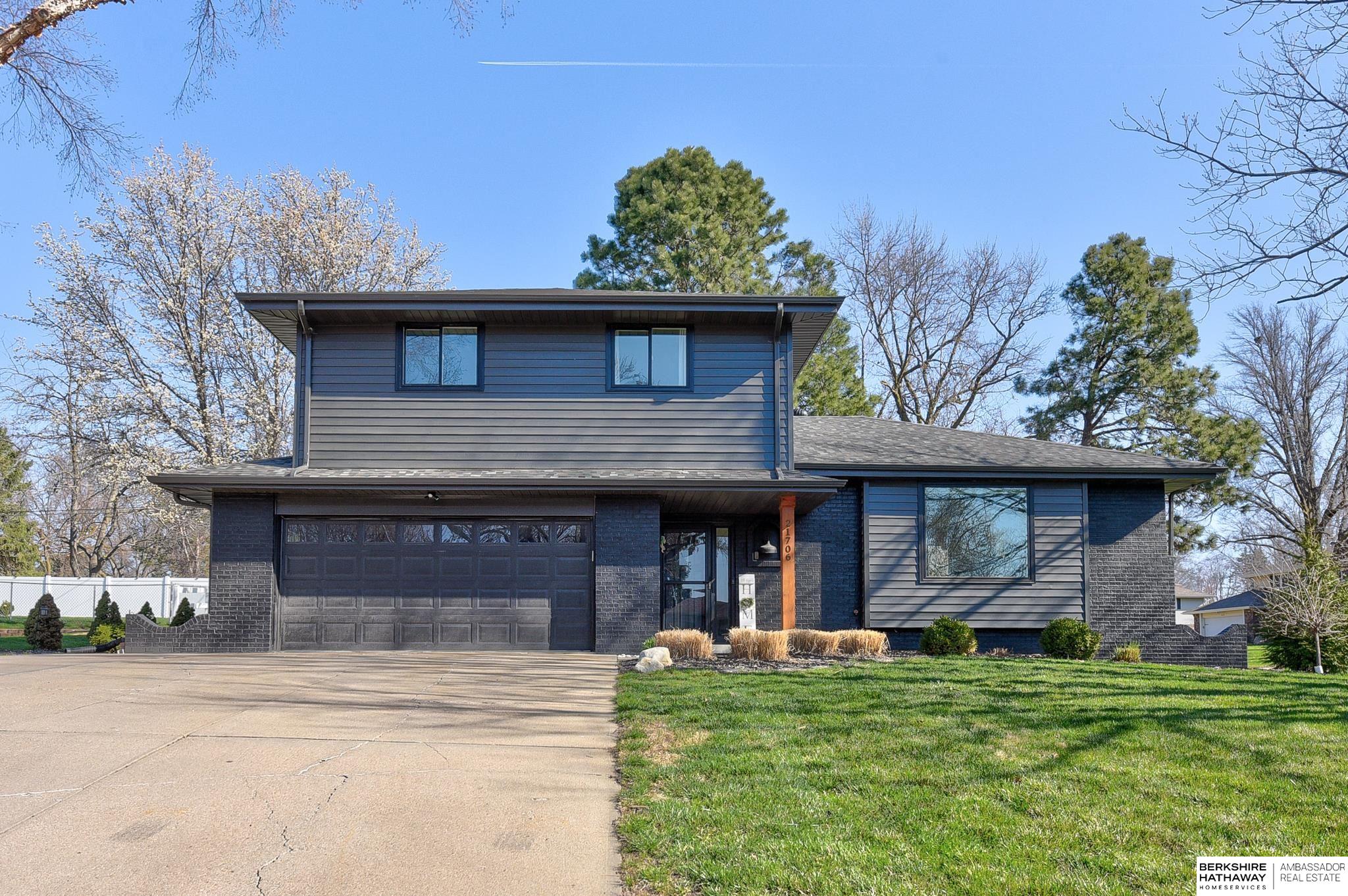 Elkhorn, Nebraska 68022, United States, 4 Bedrooms Bedrooms, ,3 BathroomsBathrooms,Residential,Pending,105746